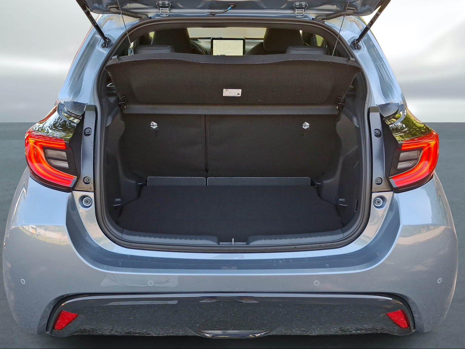 TOYOTA Yaris 1.5 Premium e-CVT-image-12