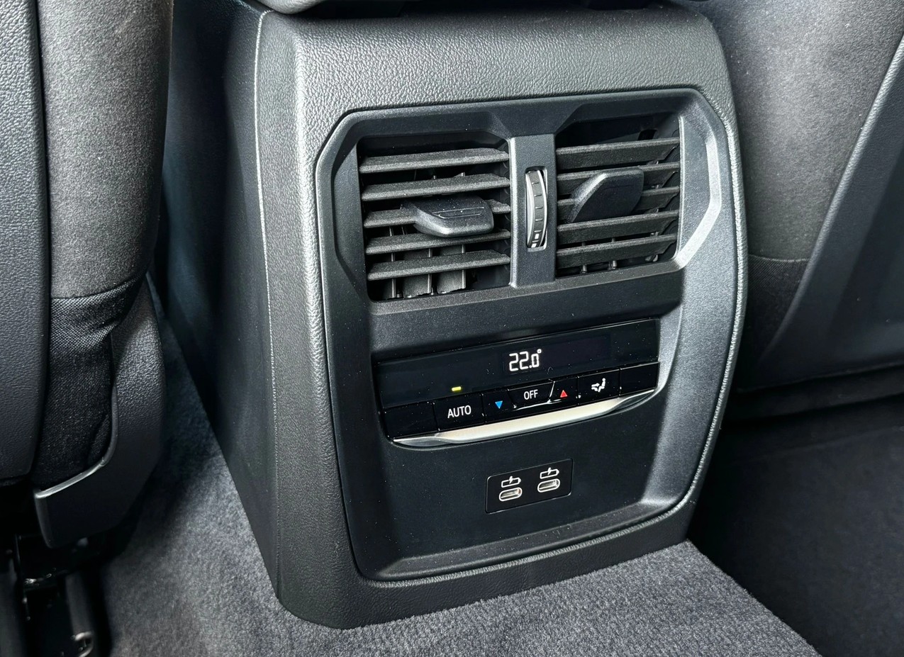 BMW 330i Touring xDrive Steptronic M Sport *Elektr. Anhängerkupplung**Panoramadach**Shadow-Line**Live Cockpit**245PS**Jahrgang 2026*-image-17