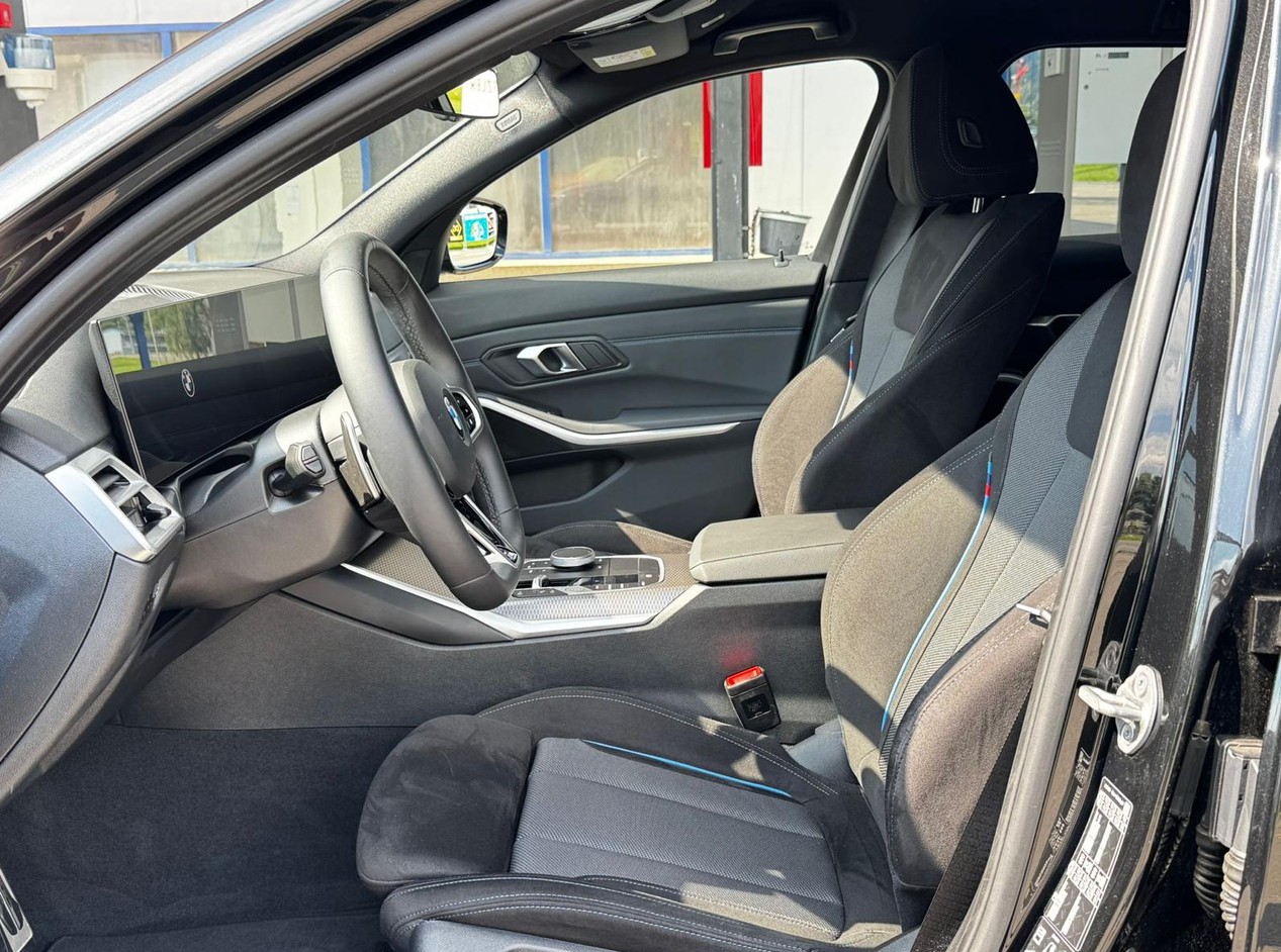 BMW 330i Touring xDrive Steptronic M Sport *Elektr. Anhängerkupplung**Panoramadach**Shadow-Line**Live Cockpit**245PS**Jahrgang 2026*-image-10