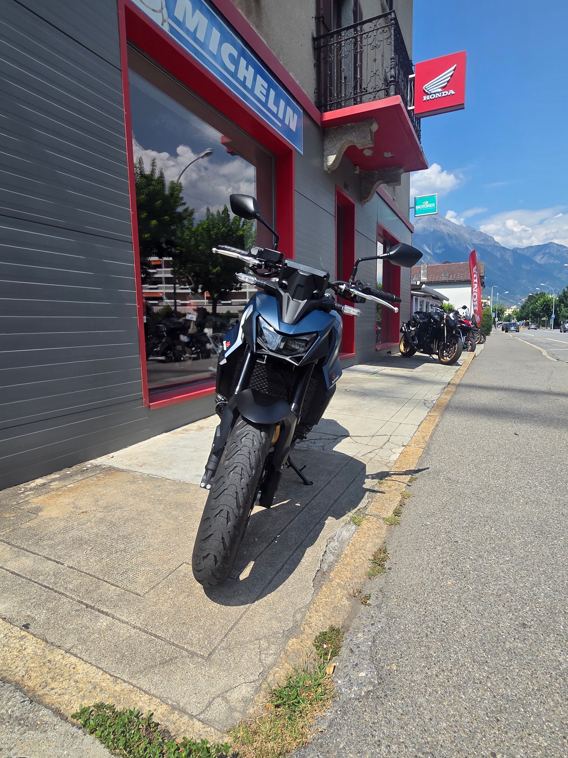 HONDA CB 750 Hornet E-Clutch-image-2