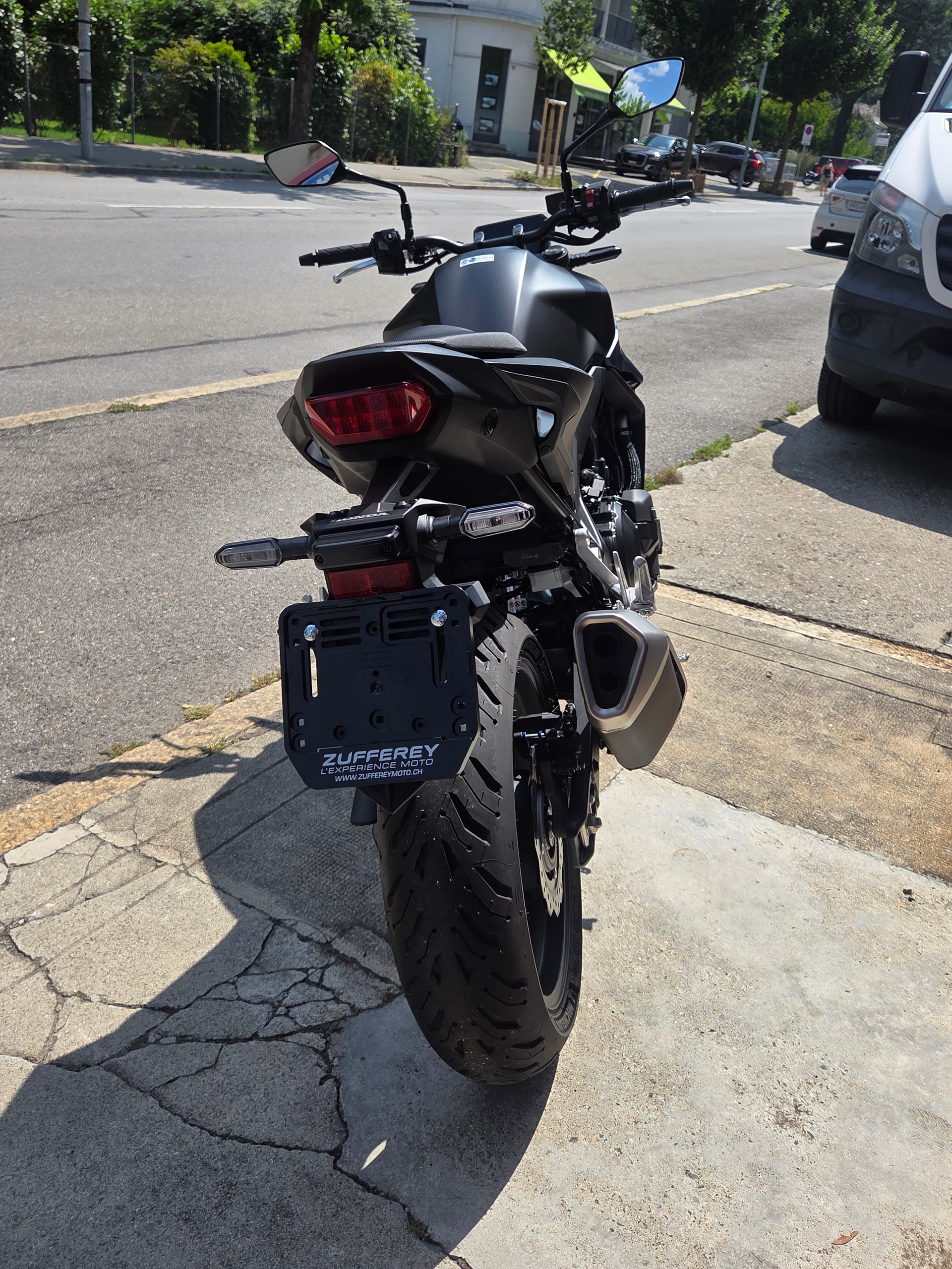 HONDA CB 750 Hornet E-Clutch-image-4