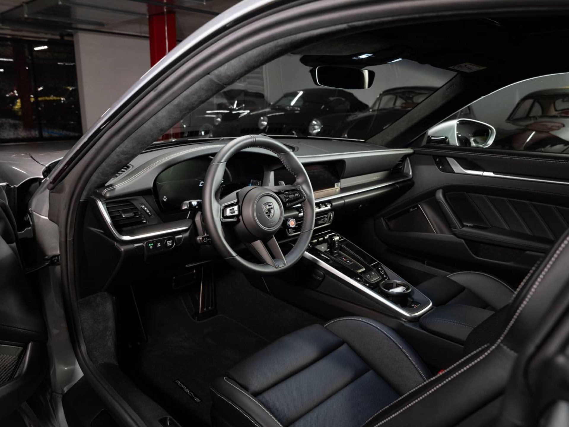 PORSCHE 911 Turbo S-showroom-element-3