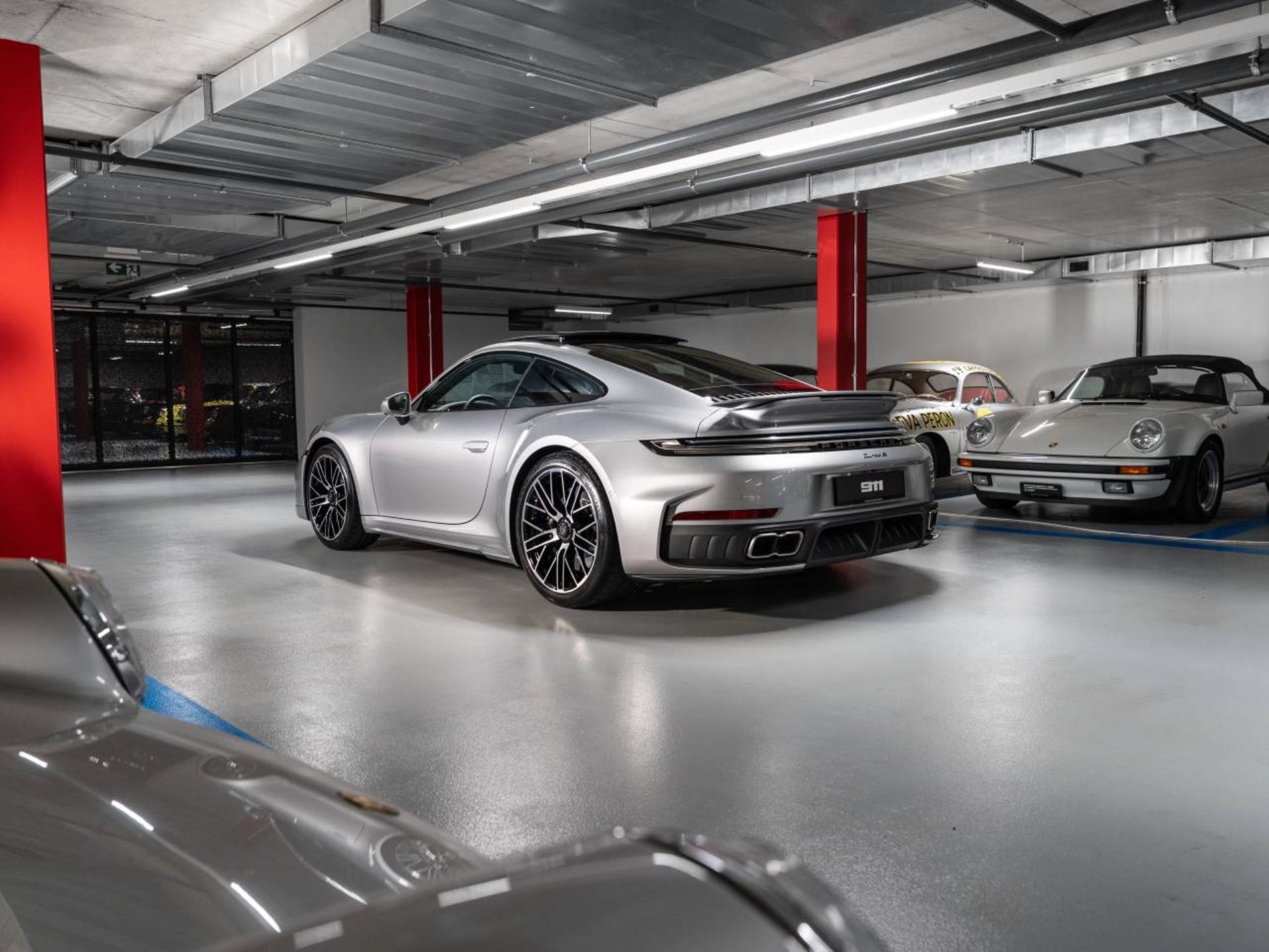 PORSCHE 911 Turbo S-showroom-element-1