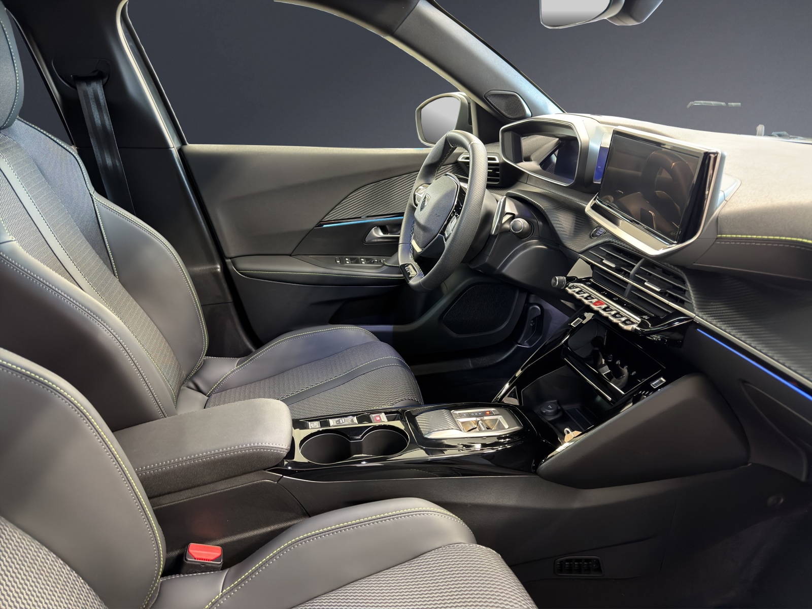 PEUGEOT 2008 1.2 145 MHEV GT-image-9