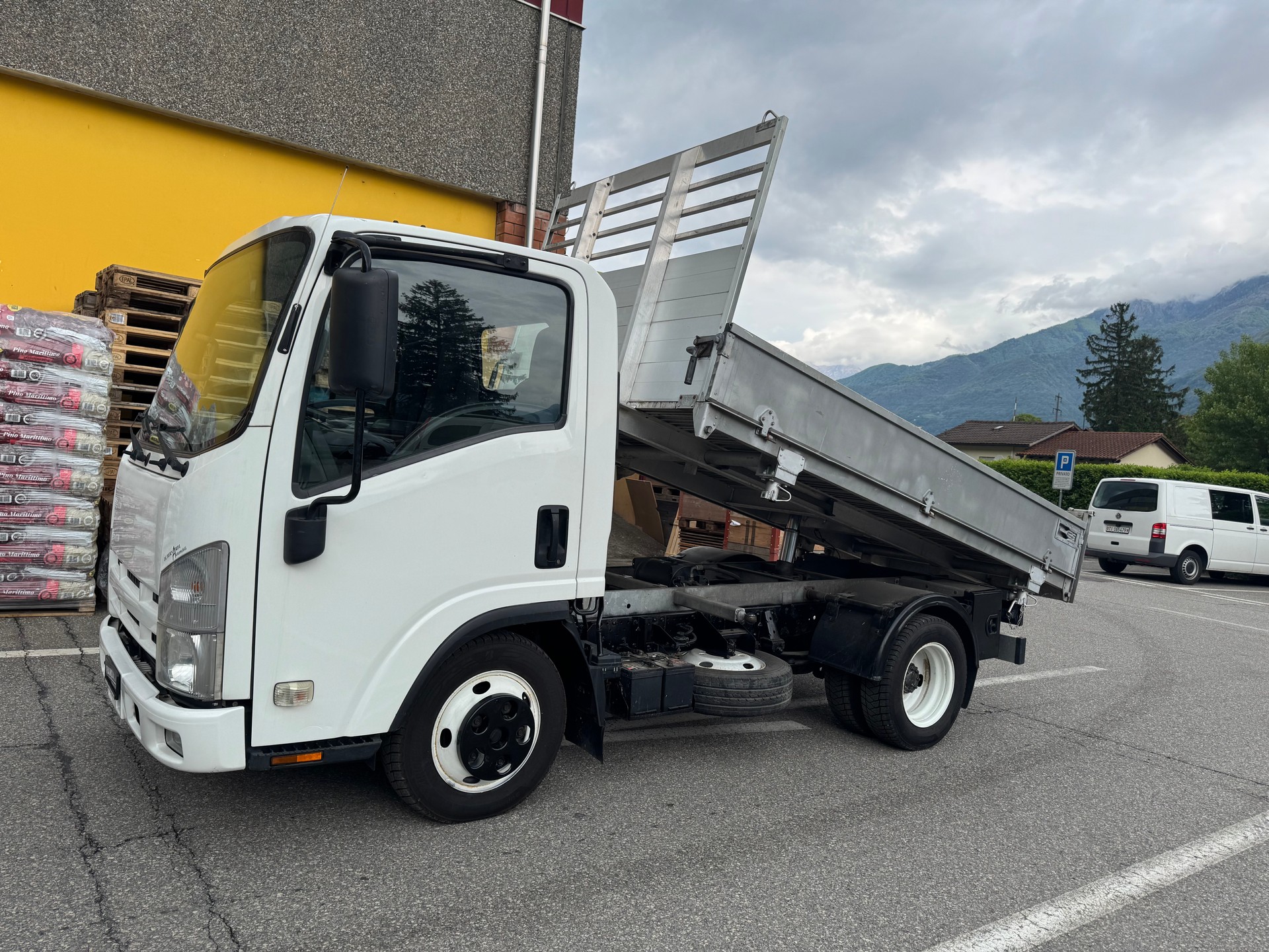 ISUZU NLR 85A-image-3