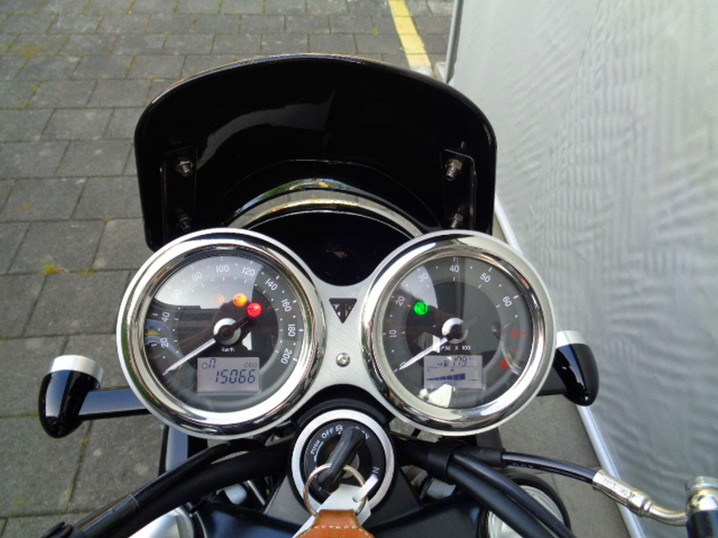 TRIUMPH BONNEVILLE T120 DIAMOND-image-8