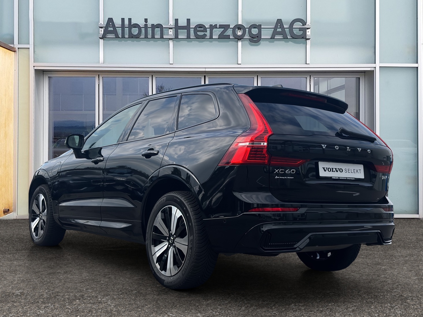 VOLVO XC60 2.0 T6 TE Plus Dark eAWD-showroom-element-2