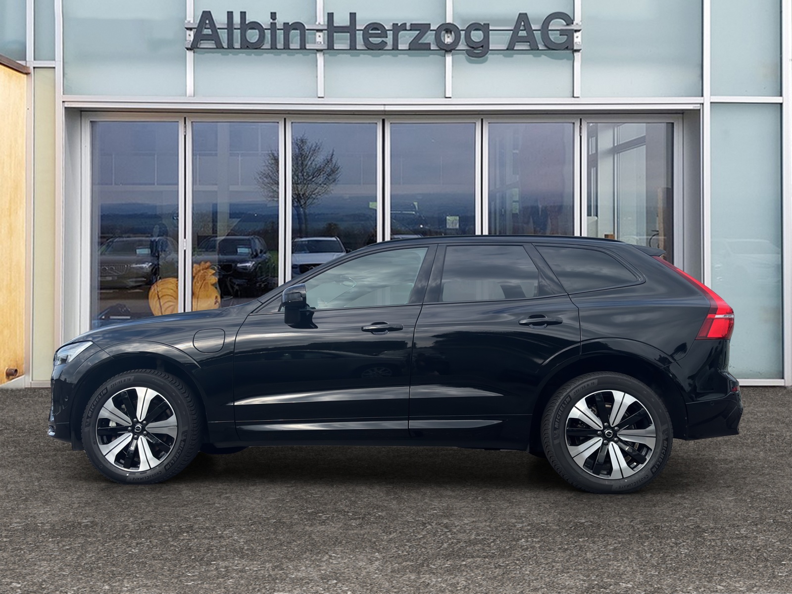VOLVO XC60 2.0 T6 TE Plus Dark eAWD-showroom-element-1