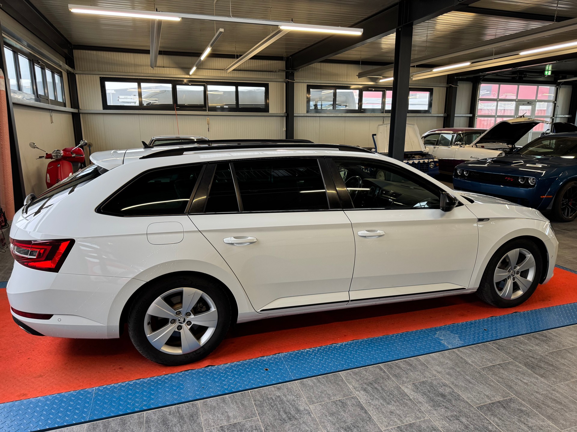 SKODA Superb Combi 2.0 TDi SportLine+ 4x4 DSG-showroom-element-3