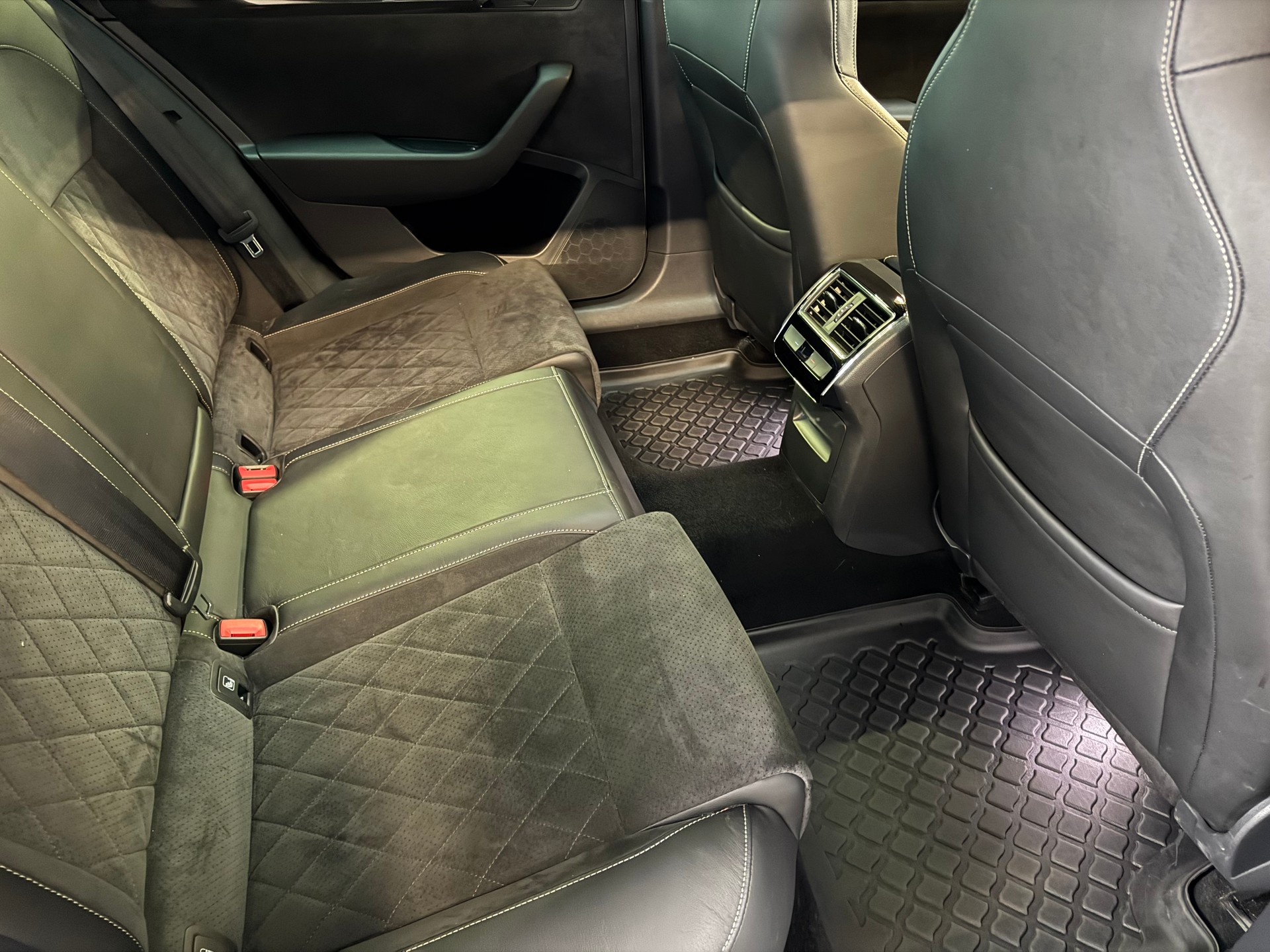 SKODA Superb Combi 2.0 TDi SportLine+ 4x4 DSG-image-19