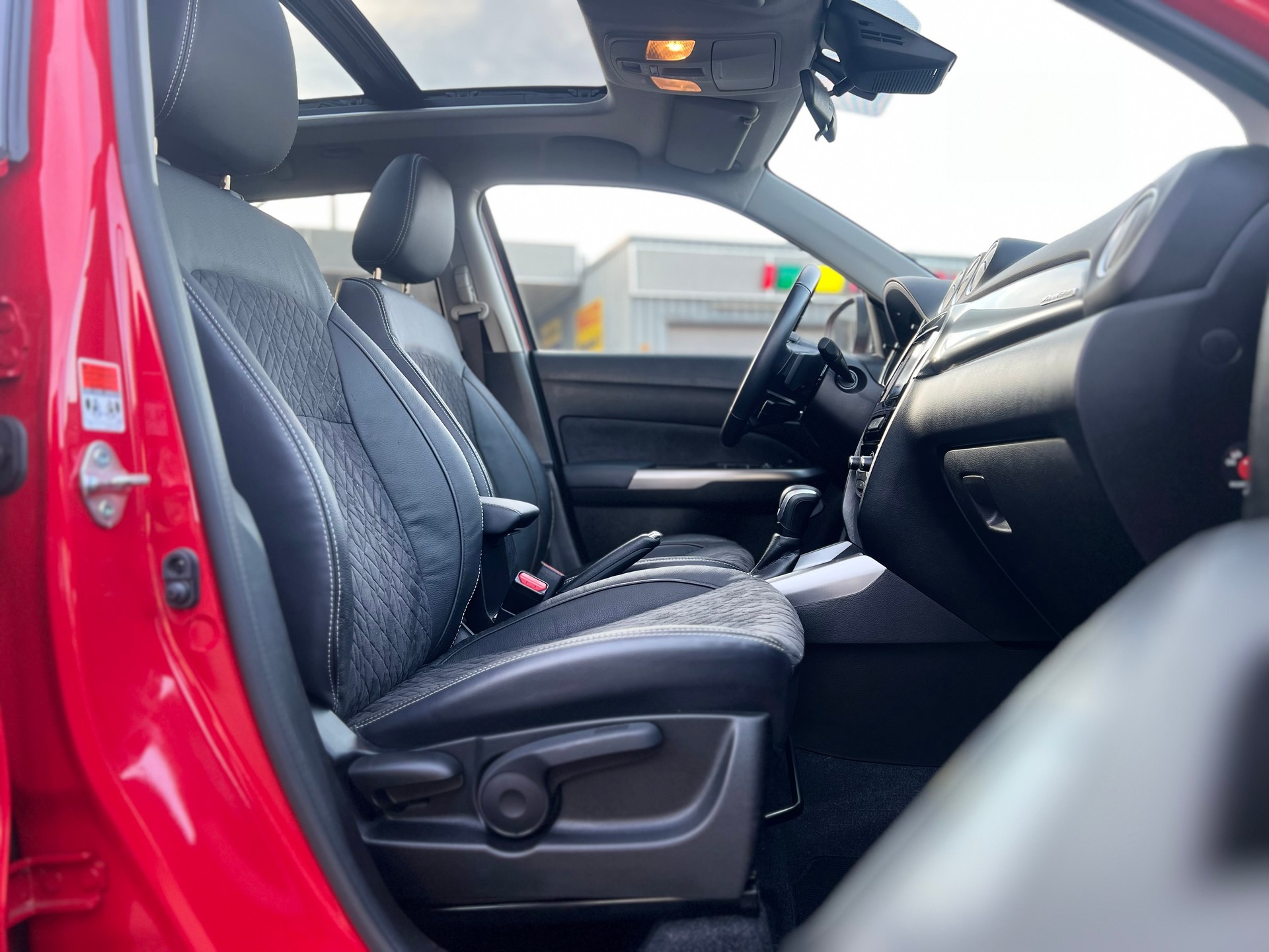 SUZUKI Vitara 1.5 Hybrid Piz Sulai Top 4x4 AGS-image-12