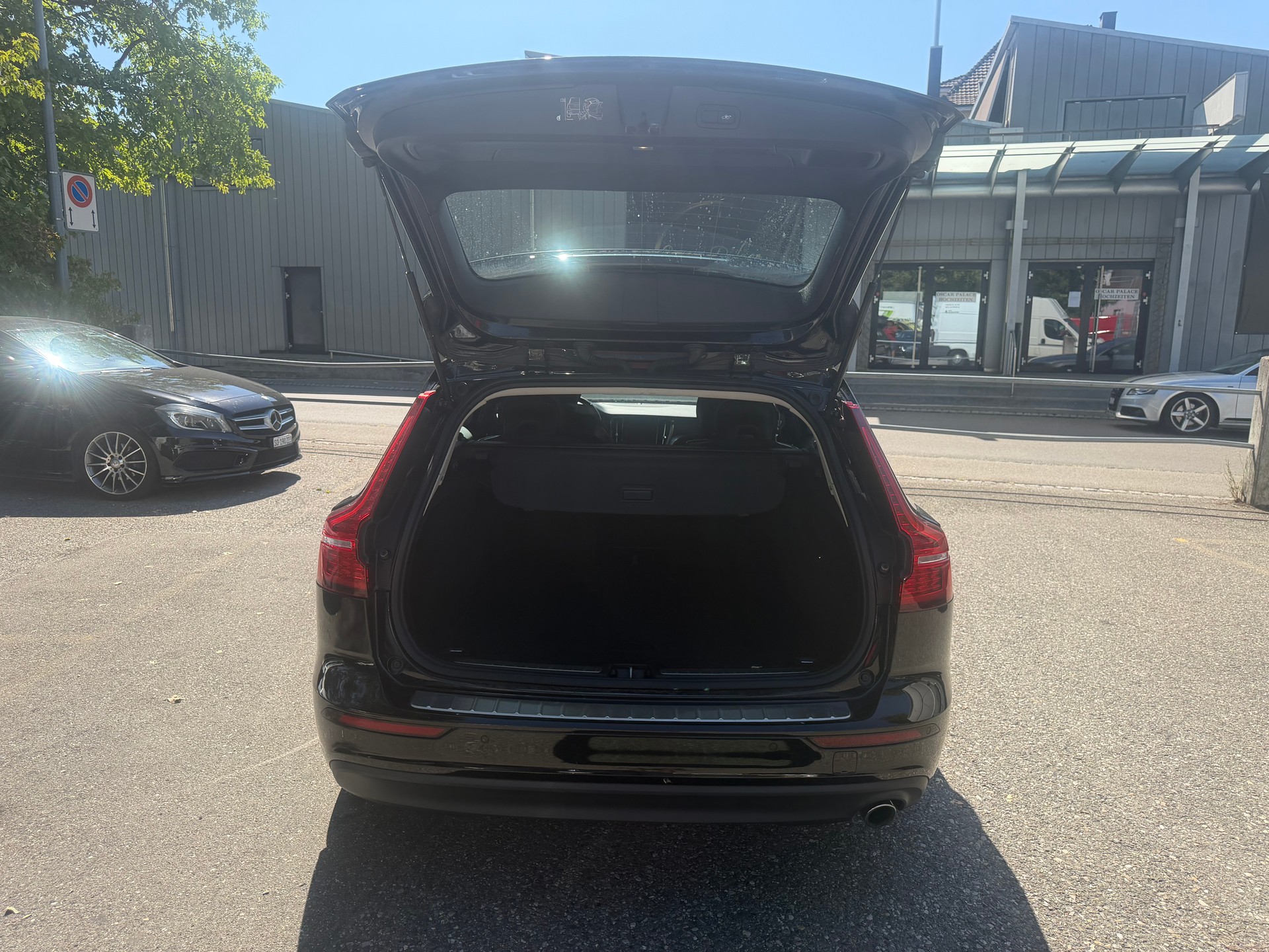 VOLVO V60 D3 Momentum Geartronic ** Neues Modell ** Navi mit RF-kamera ** Frisch ab MFK & Service **-image-15