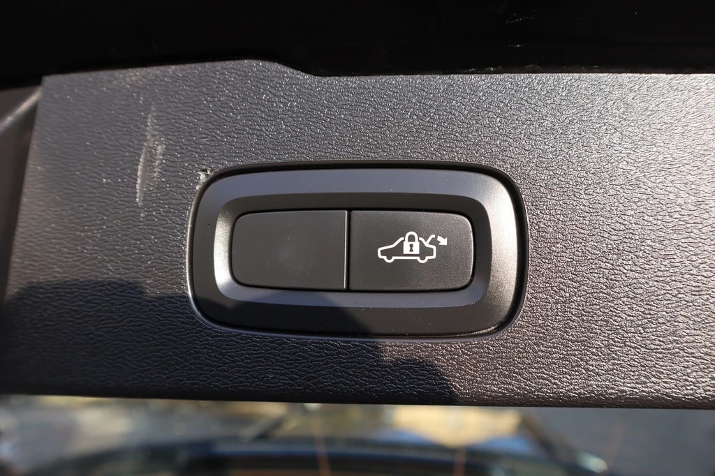 VOLVO V60 D3 Momentum Geartronic ** Neues Modell ** Navi mit RF-kamera ** Frisch ab MFK & Service **-image-13