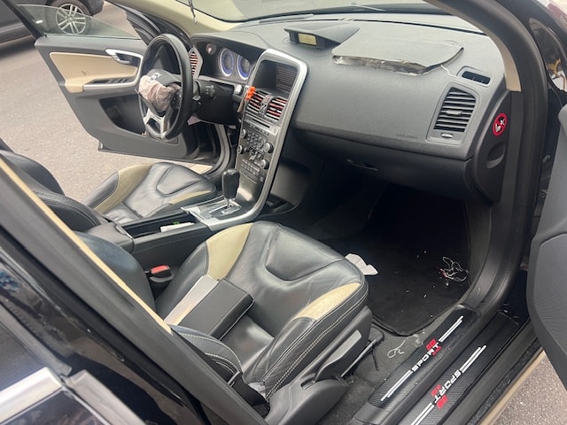 VOLVO XC60 2.4D AWD D5 Momentum Geartronic-image-1