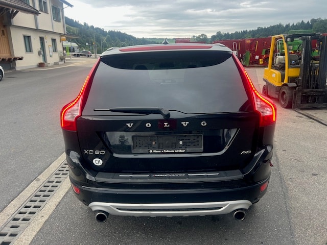 VOLVO XC60 2.4D AWD D5 Momentum Geartronic-image-9