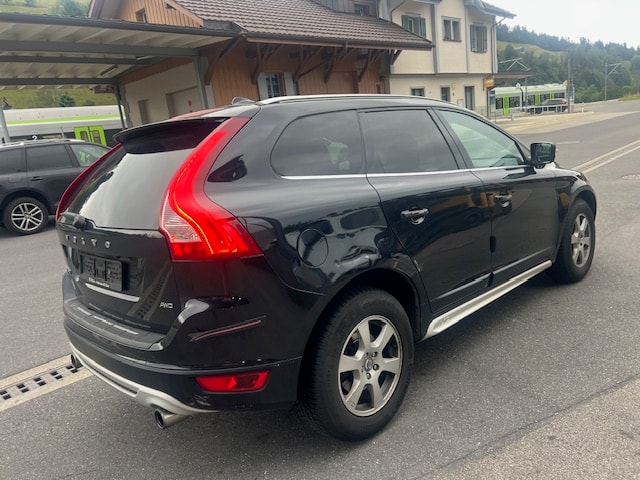 VOLVO XC60 2.4D AWD D5 Momentum Geartronic-image-8