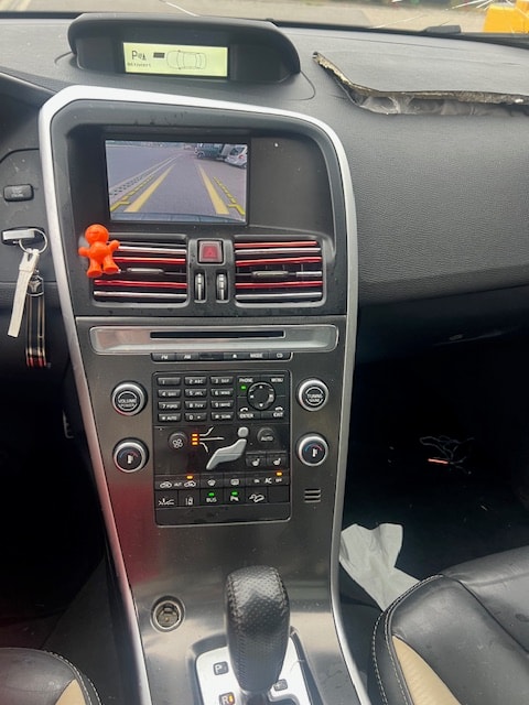 VOLVO XC60 2.4D AWD D5 Momentum Geartronic-image-2