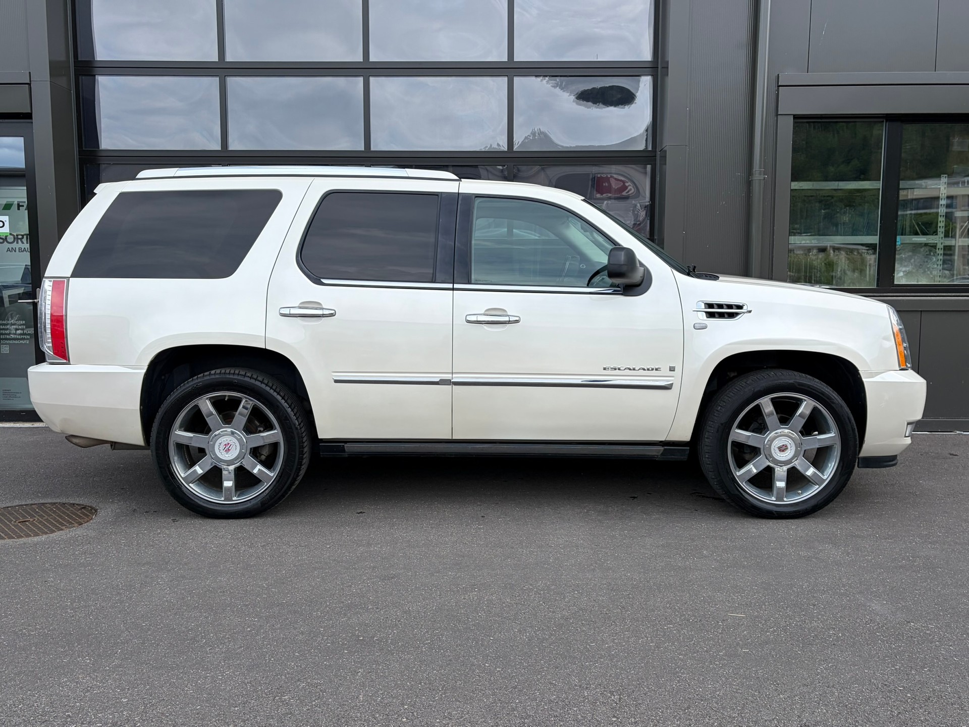 CADILLAC Escalade 6.2 Sport Luxury-image-2