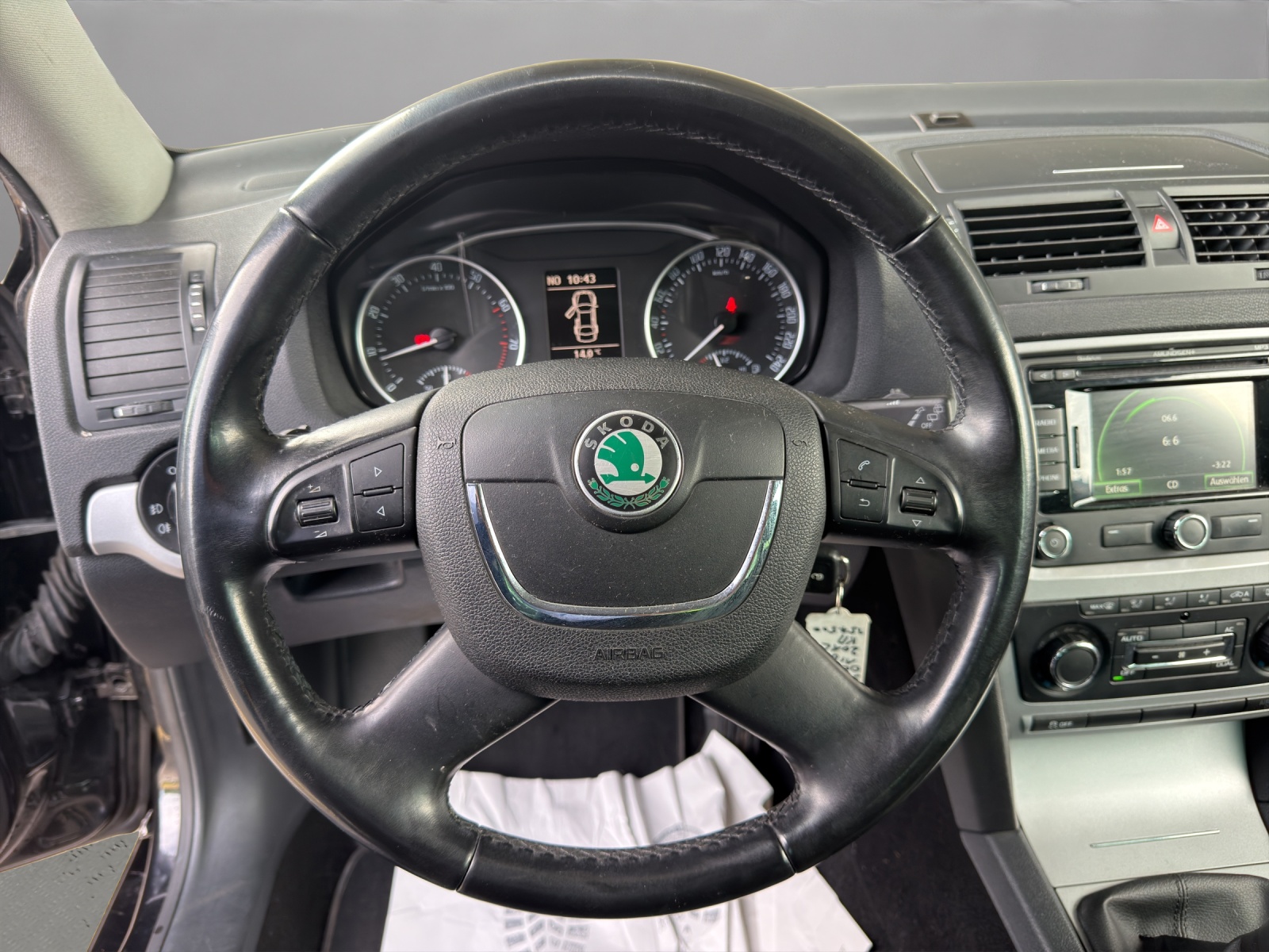 SKODA Octavia Combi 1.8 TSI Ambition-image-9
