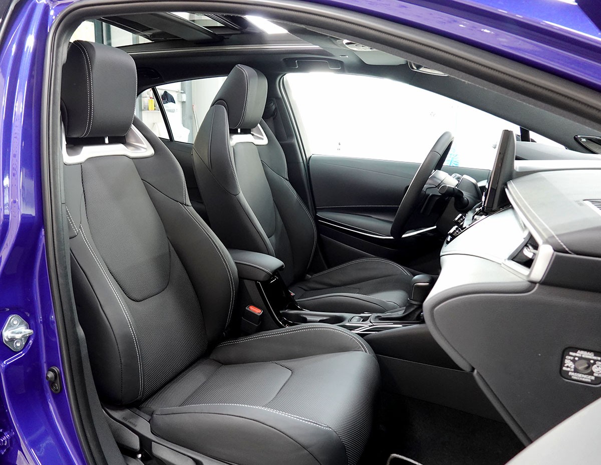 TOYOTA Corolla 2.0 HSD Premiumt e- CVT, Vollleder, Panorama, MJ 2026-showroom-element-3