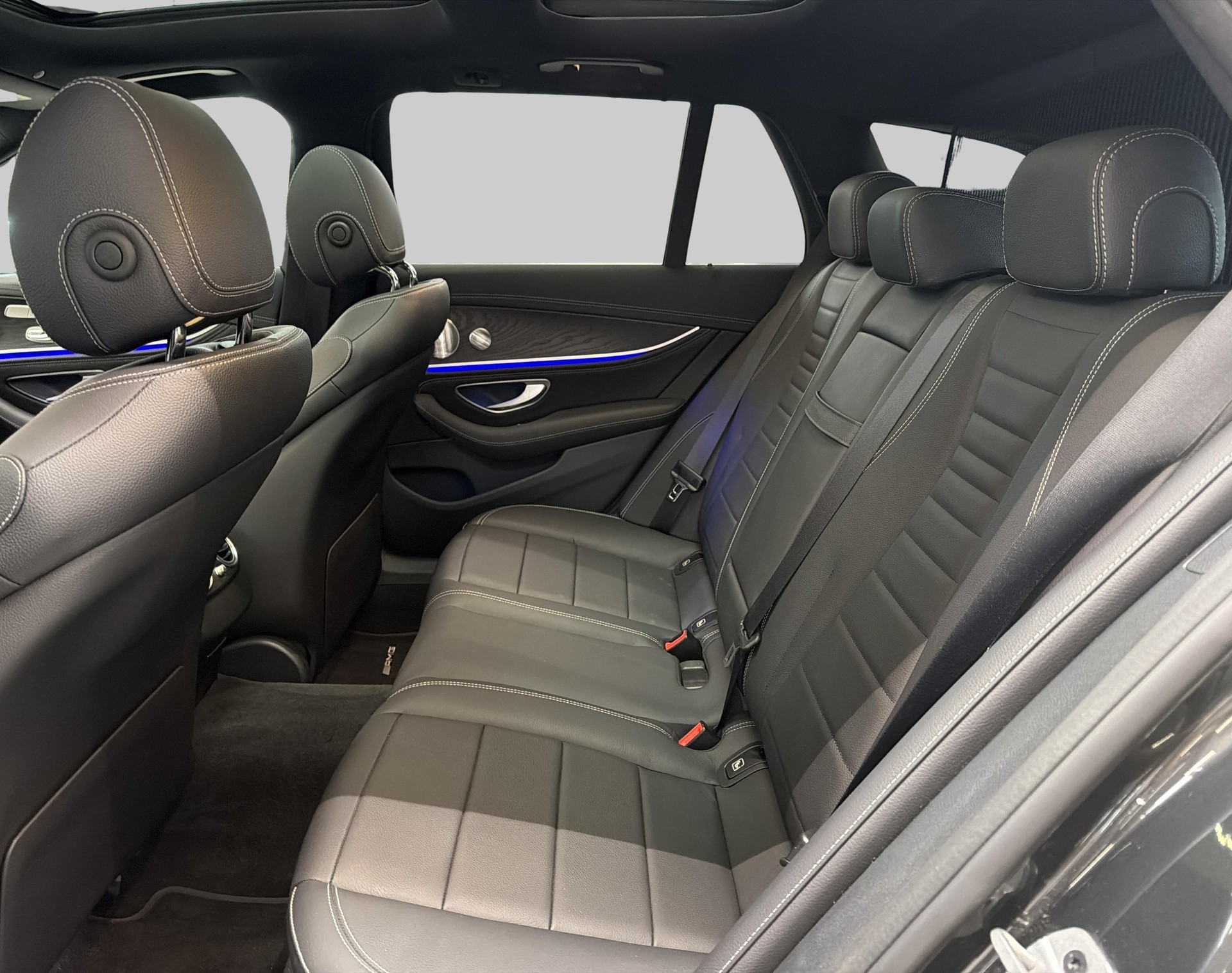 MERCEDES-BENZ E 300 de T 4Matic AMG Line 9G-Tronic-showroom-element-3