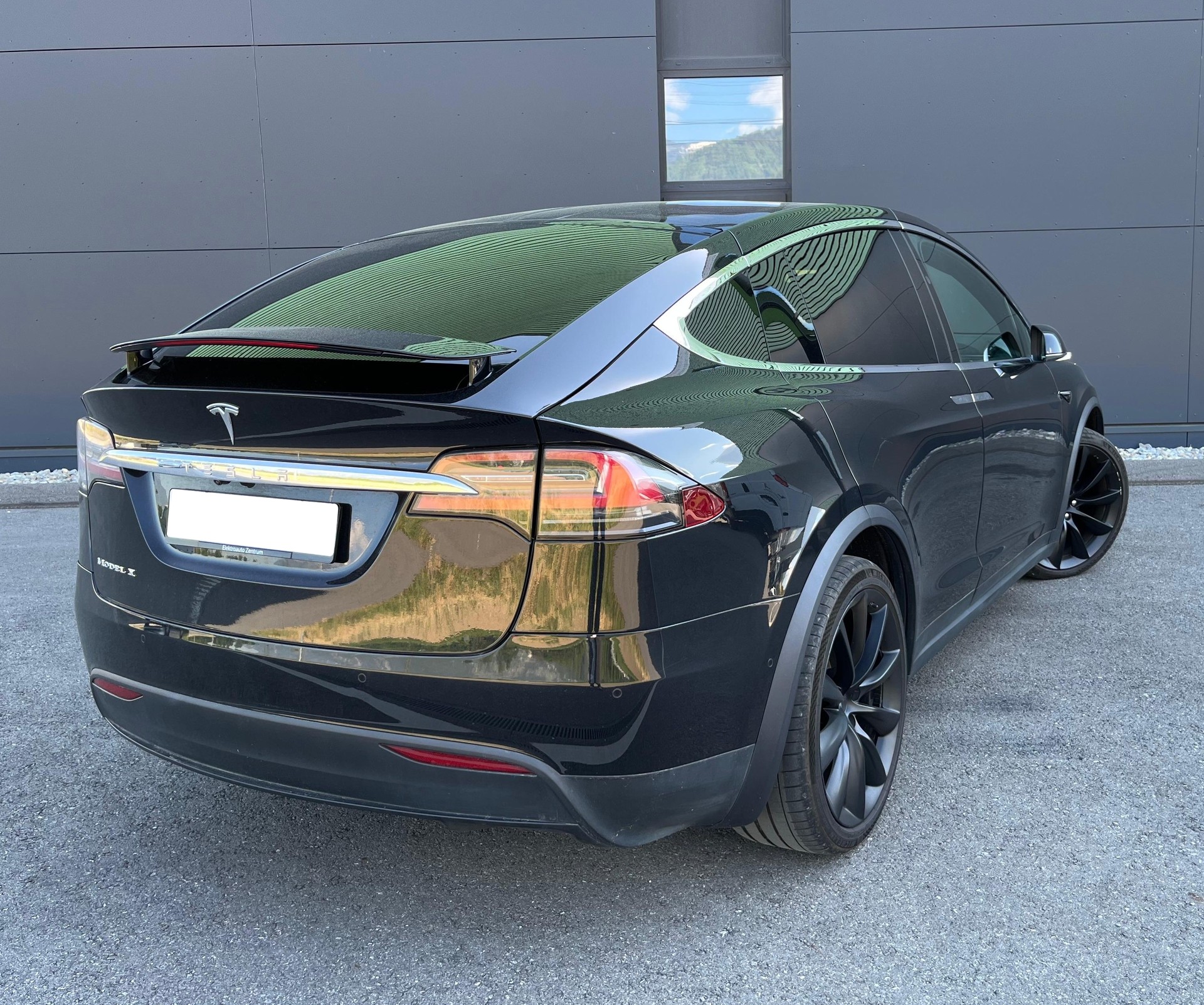 TESLA Model X 75 D-image-4