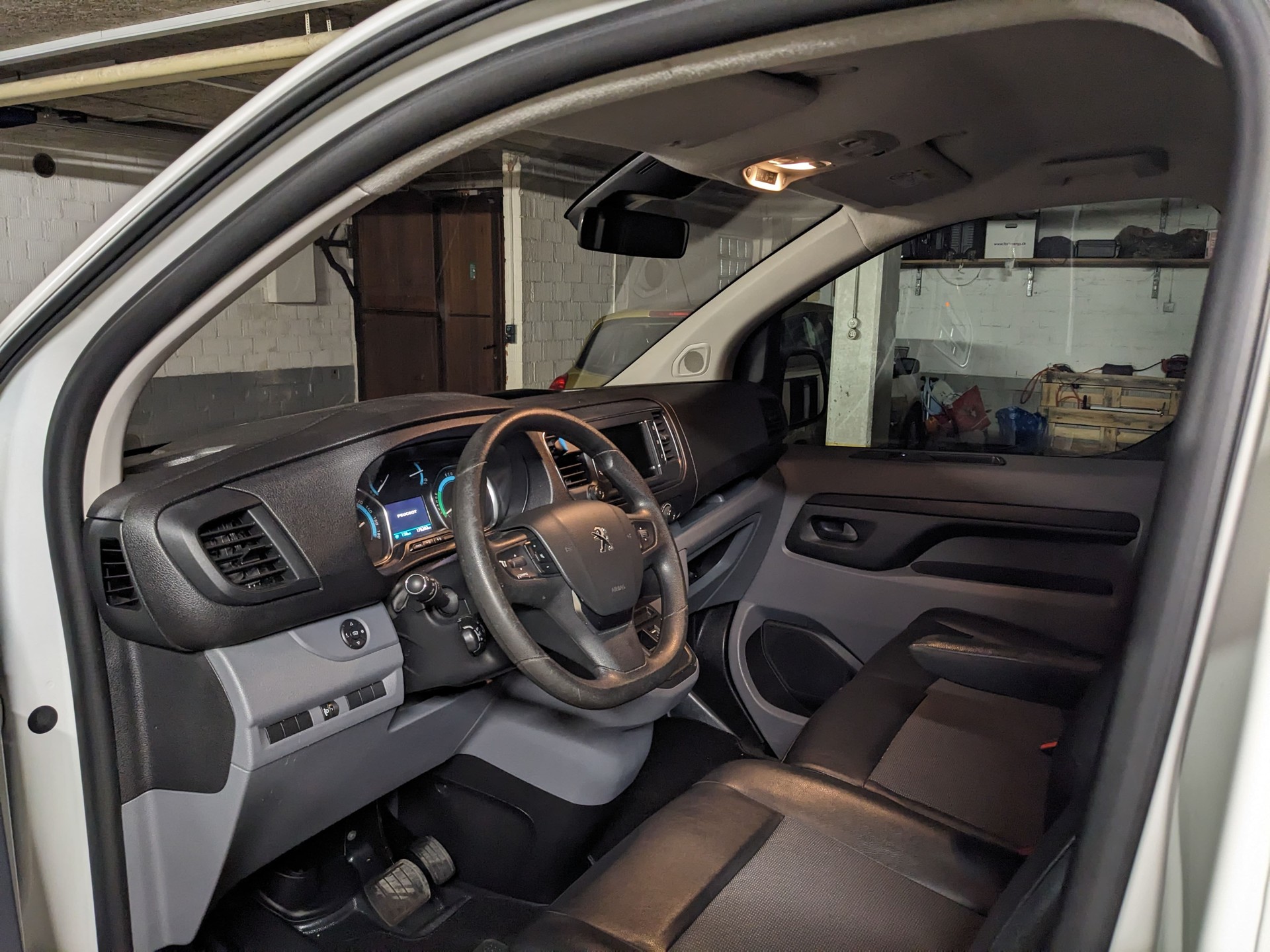 PEUGEOT E-Expert 75 KWh Premium Standard-image-2