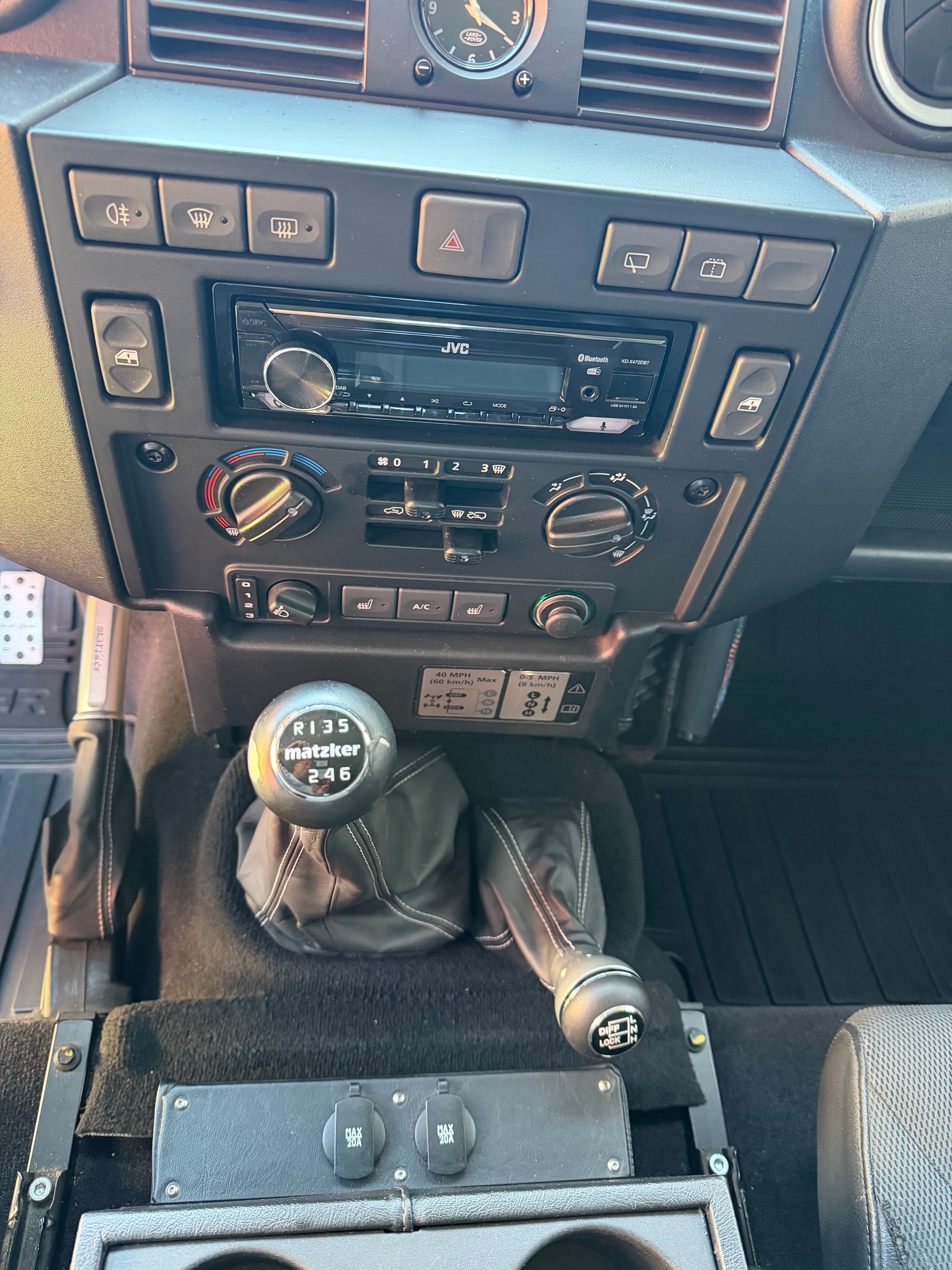 LAND ROVER Defender 90 TD4 RECARO Special-image-22