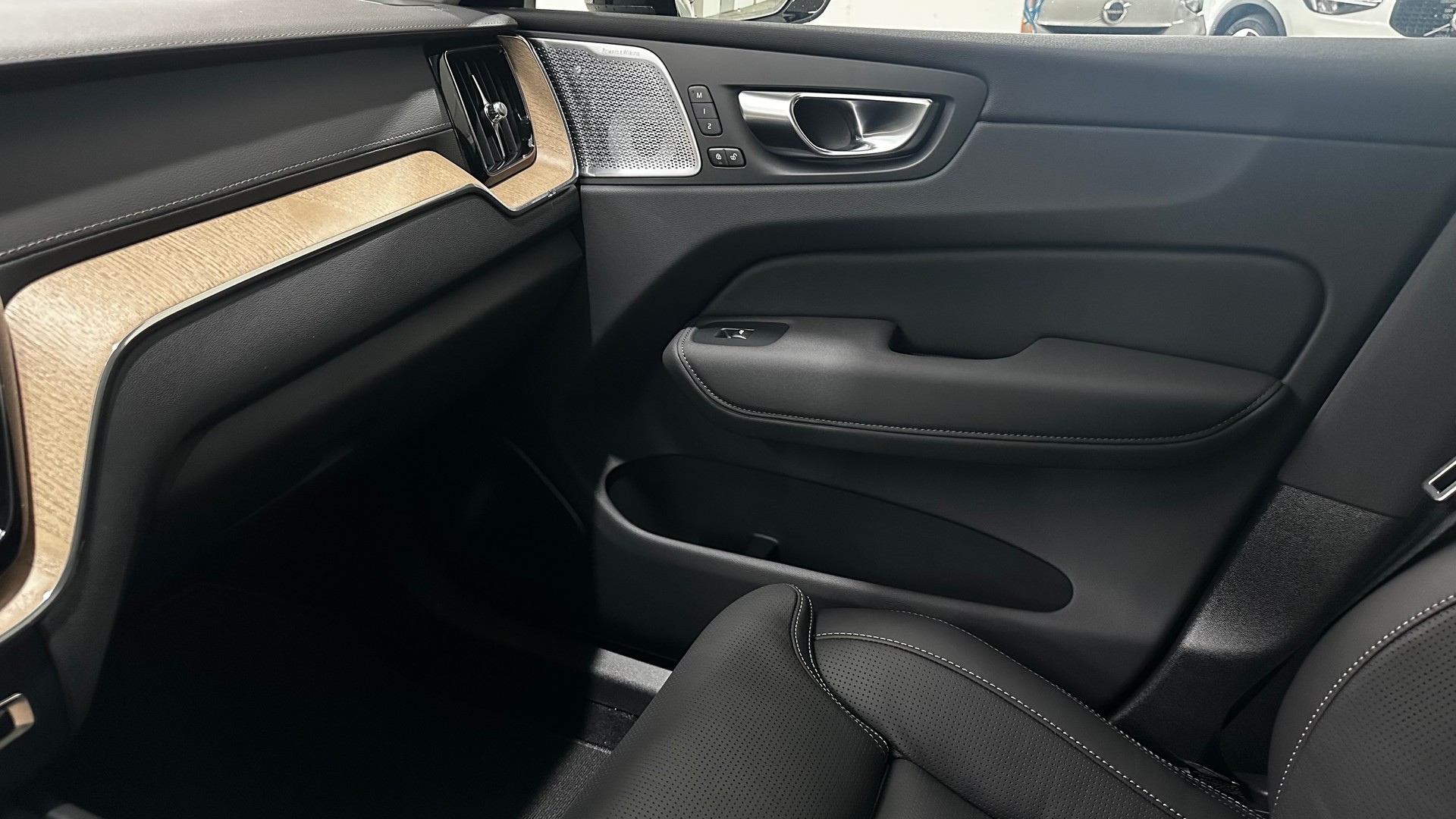 VOLVO XC60 2.0 T8 TE Ultra Dark eAWD-image-9