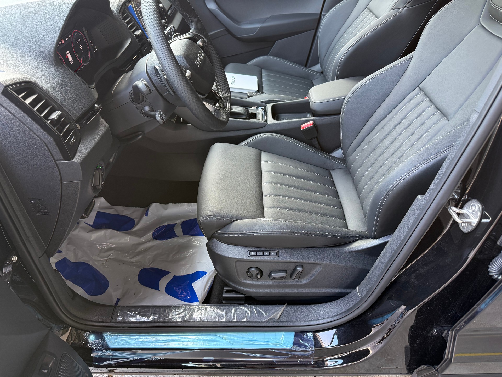 SKODA Karoq 2.0 TSI SportLine 4x4 DSG-image-6