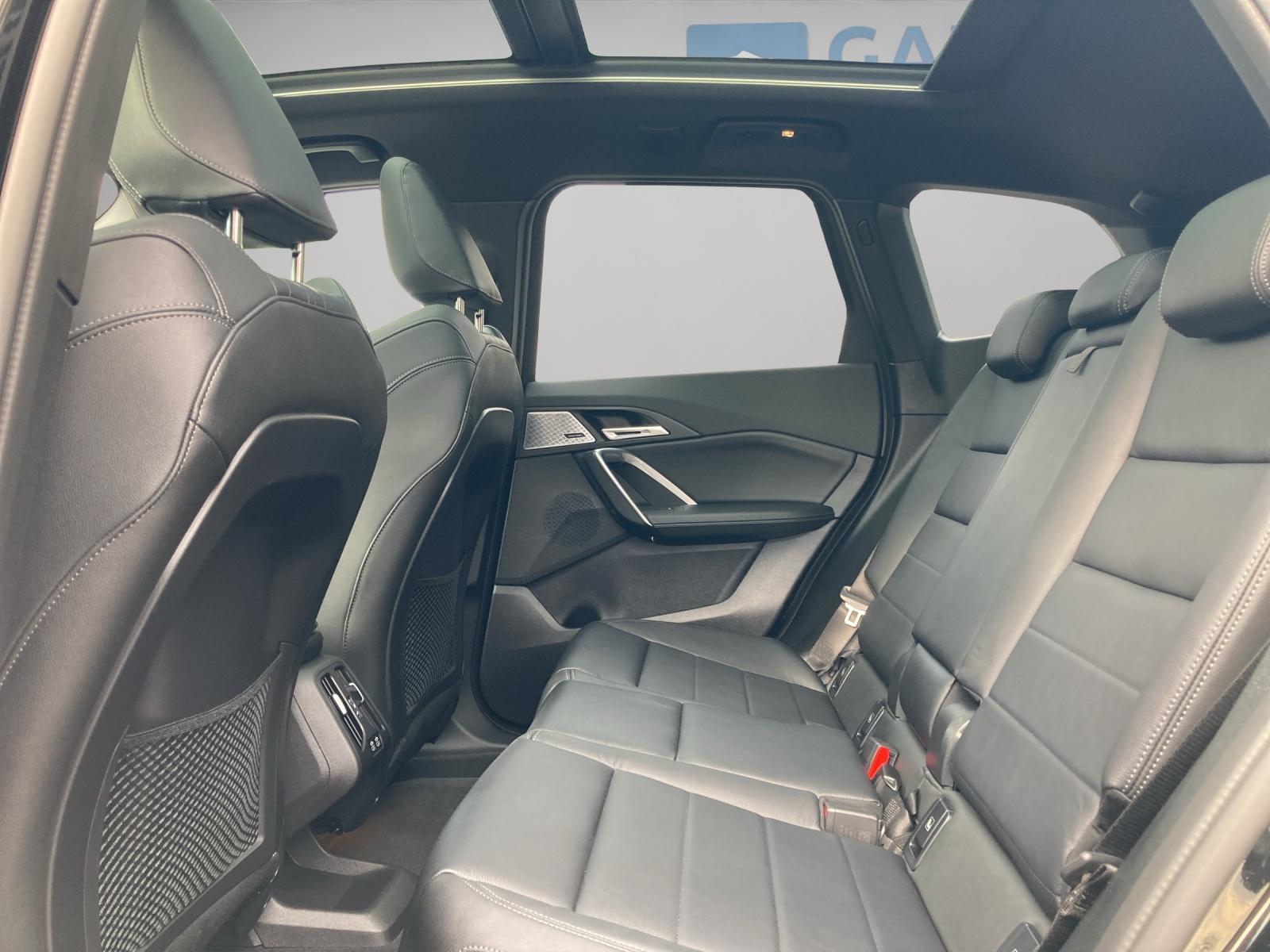 BMW iX1 30 xDrive-image-9