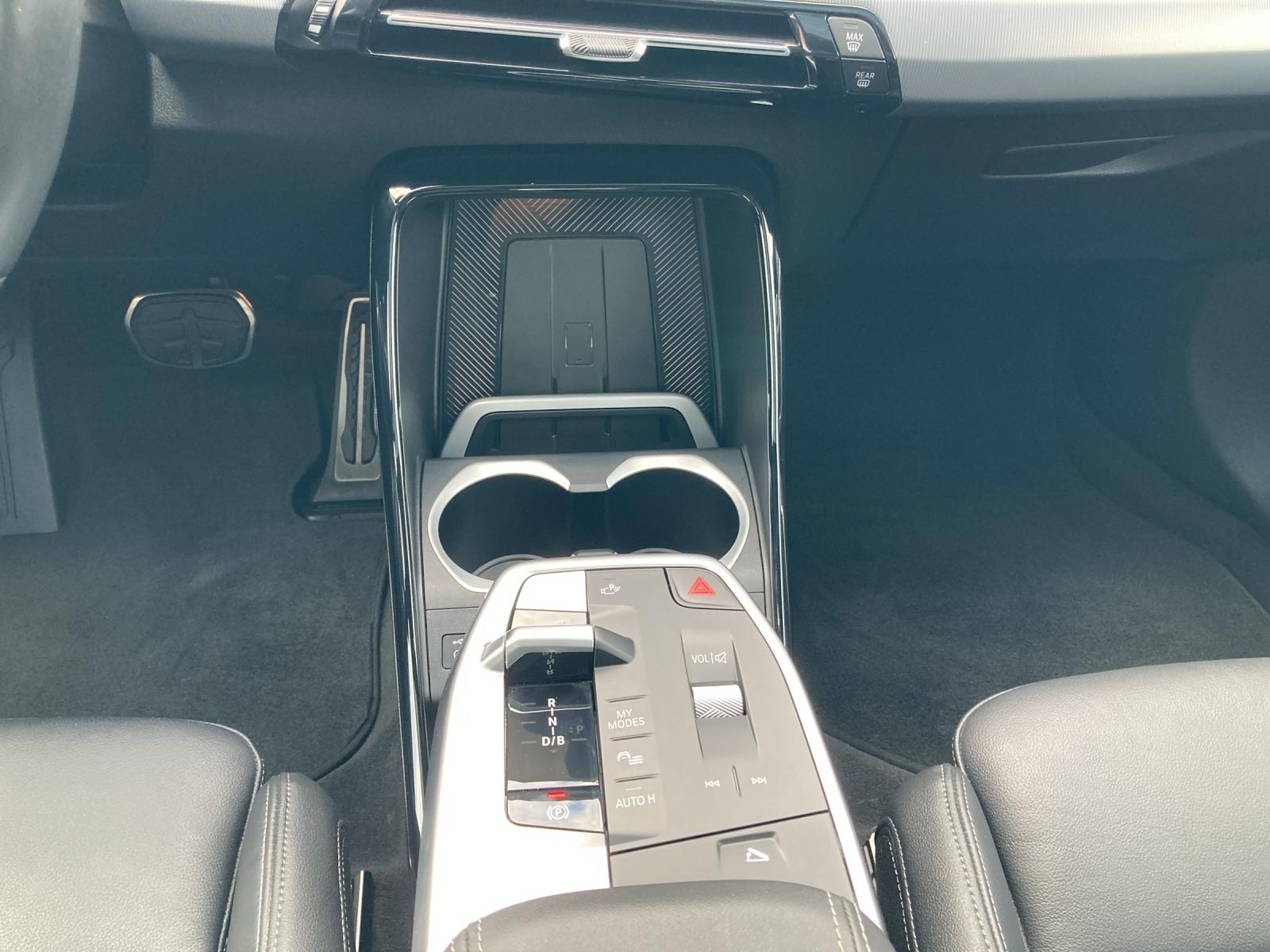 BMW iX1 30 xDrive-image-14