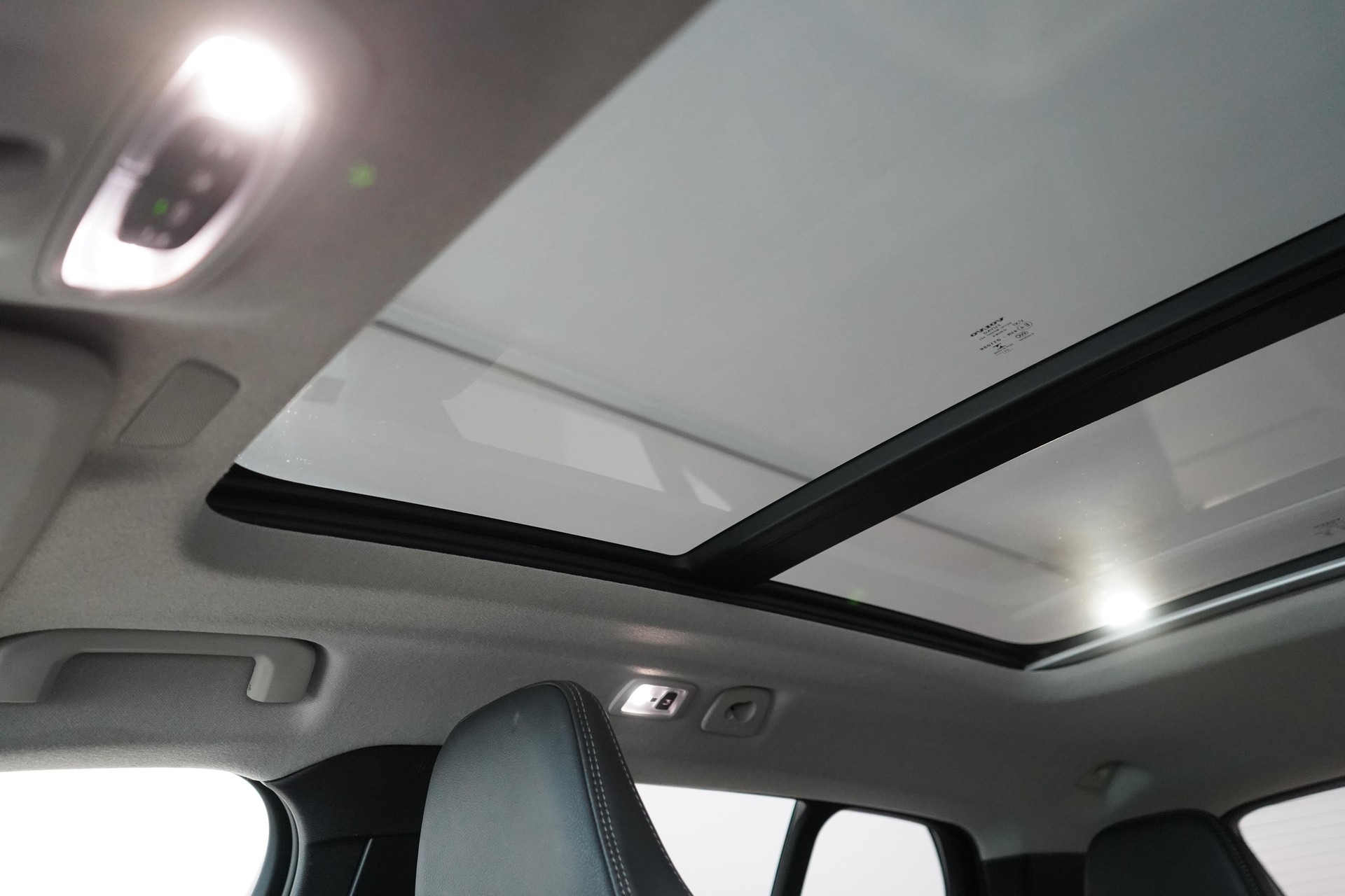 VOLVO XC40 1.5 T5 PiH Ultimate Dark-image-16