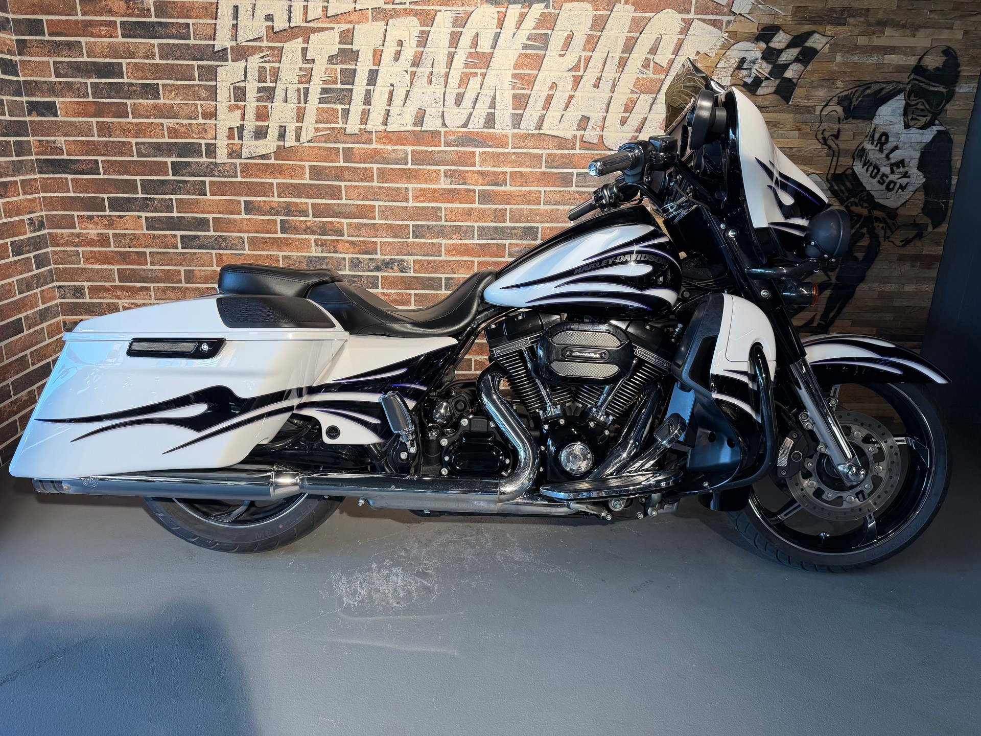 HARLEY-DAVIDSON FLHXSE Street Glide ABS CVO-image-11