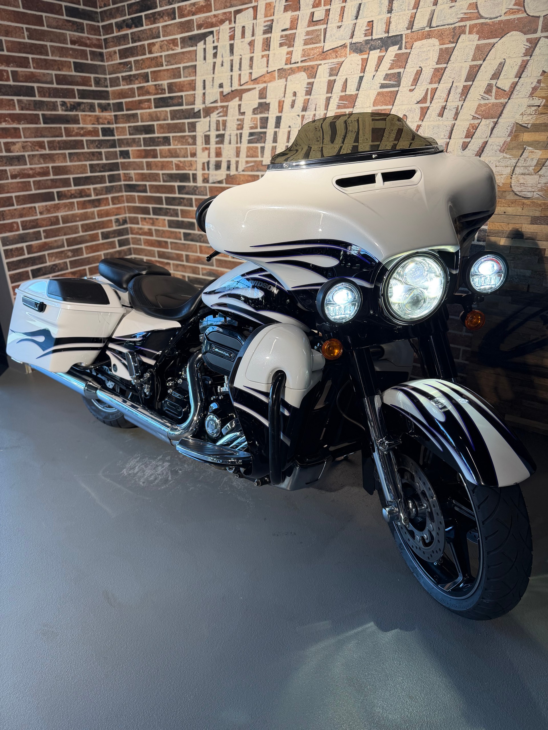 HARLEY-DAVIDSON FLHXSE Street Glide ABS CVO-image-13