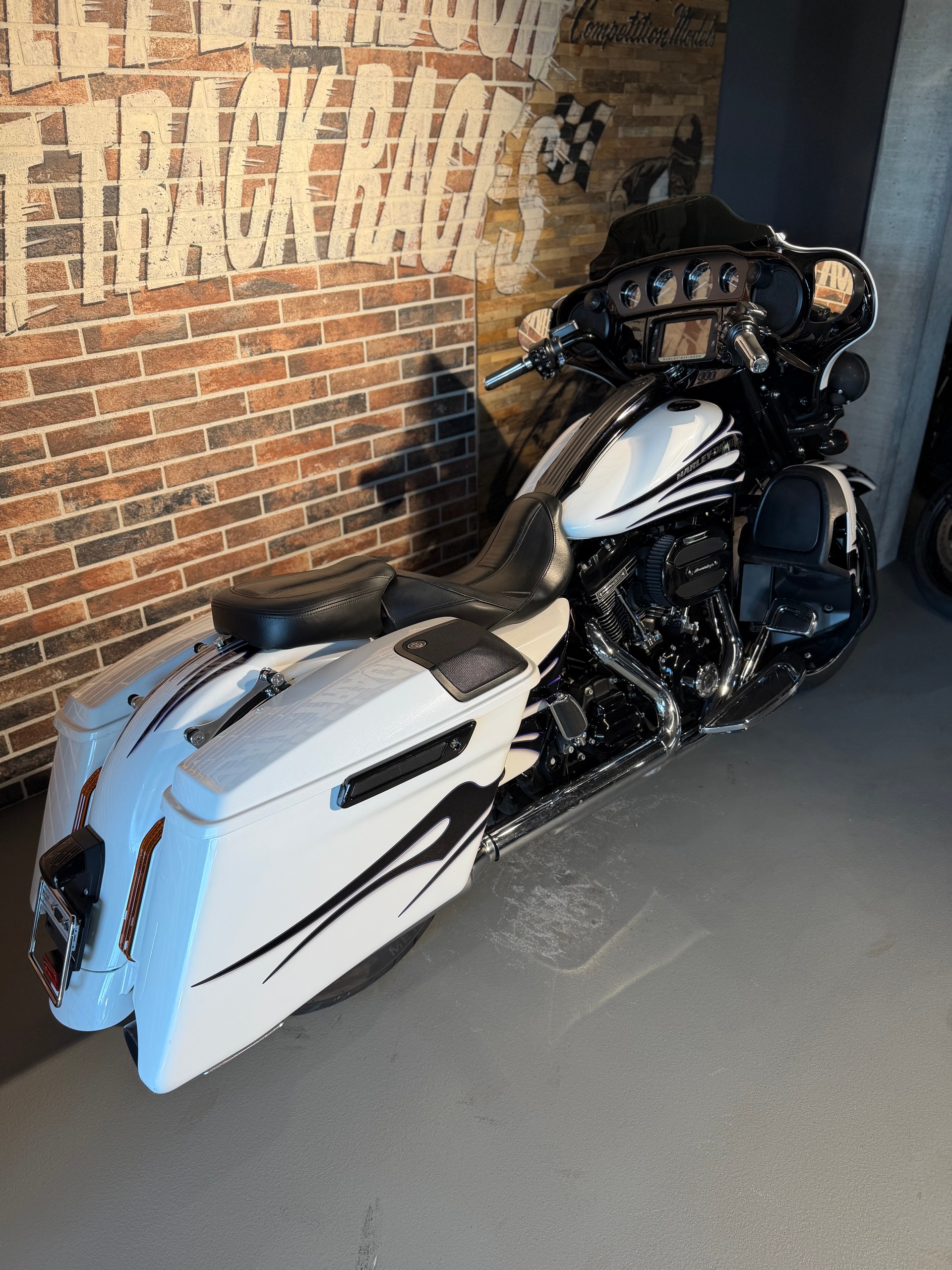 HARLEY-DAVIDSON FLHXSE Street Glide ABS CVO-image-12