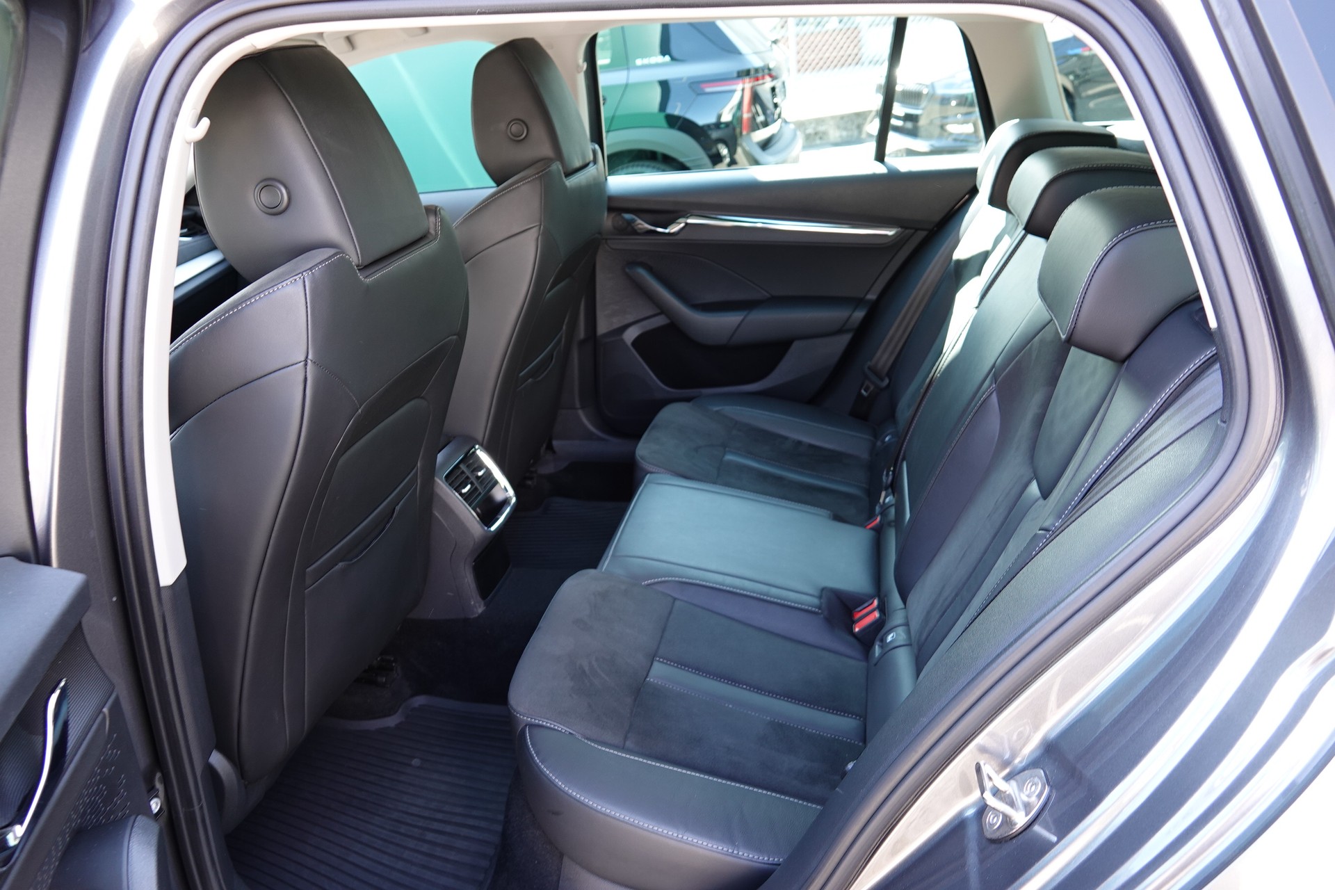 SKODA Octavia Combi 2.0 TDI 150 Style DSG-image-13