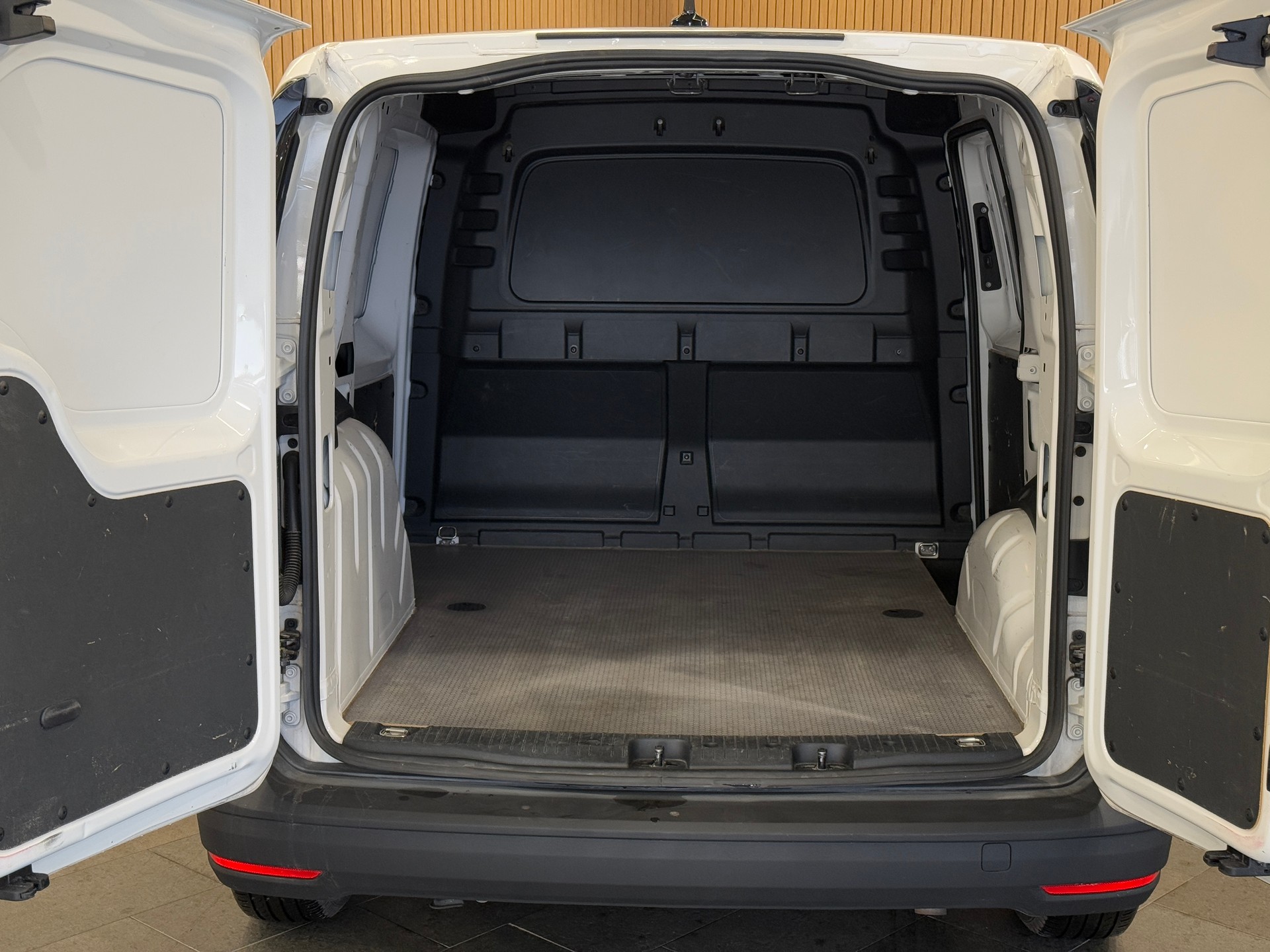 VW Caddy Cargo 2.0TDI Entry-image-4