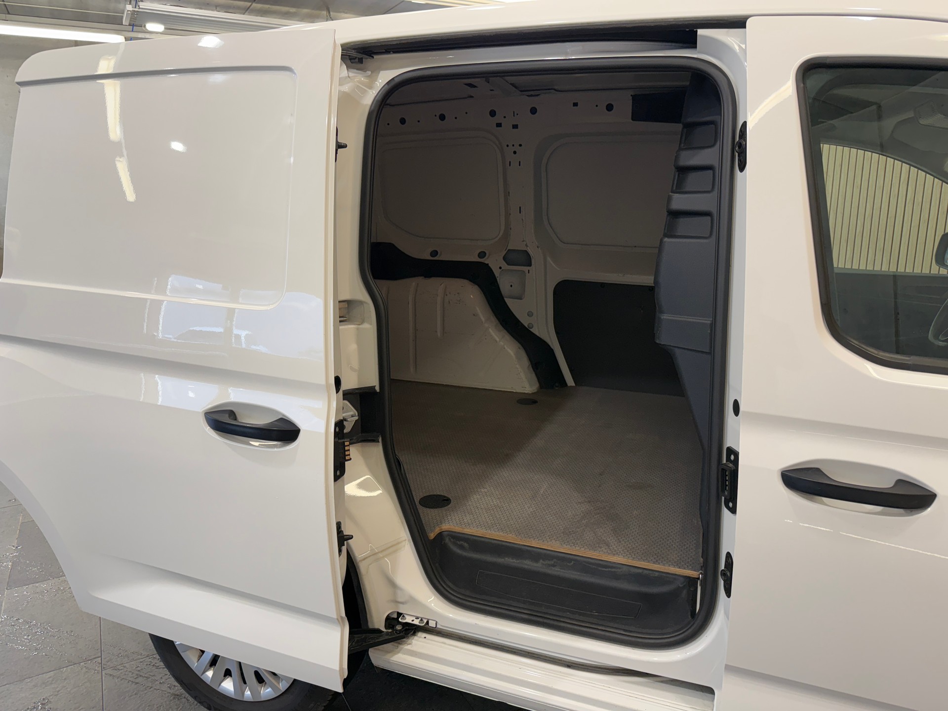 VW Caddy Cargo 2.0TDI Entry-image-5
