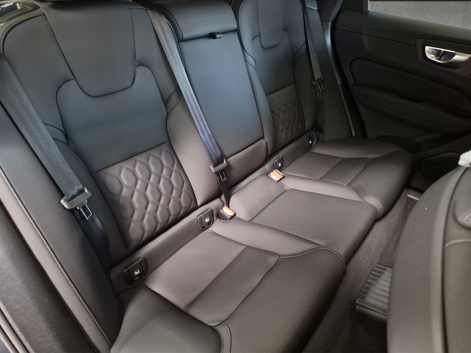 VOLVO XC60 2.0 T6 TE Ultra Bright eAWD-showroom-element-2