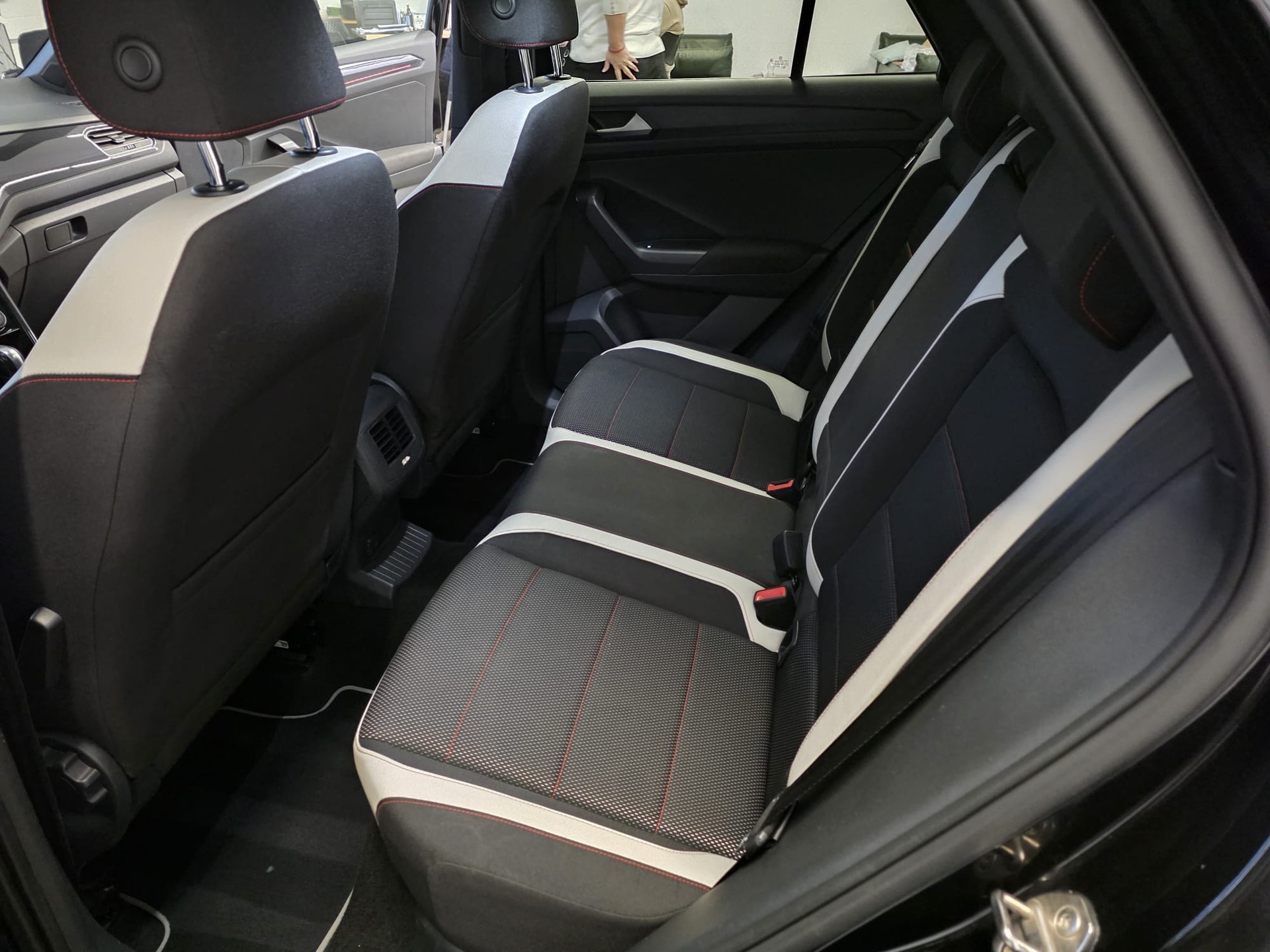 VW T-Roc 2.0 TDI SCR Sport DSG 4Motion-image-4