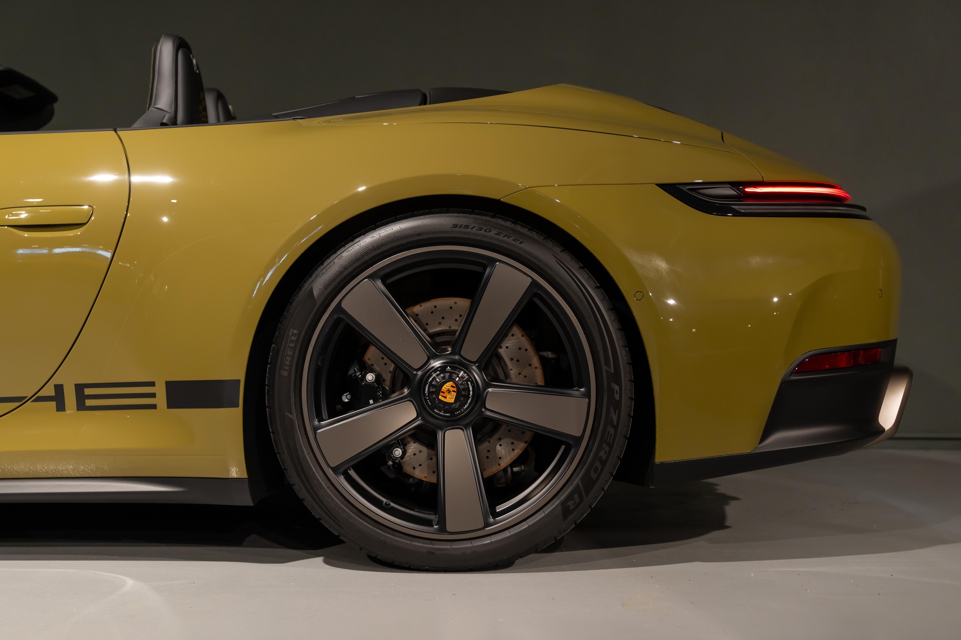 PORSCHE 911 Cabriolet GTS Spirit 70 PDK-image-4