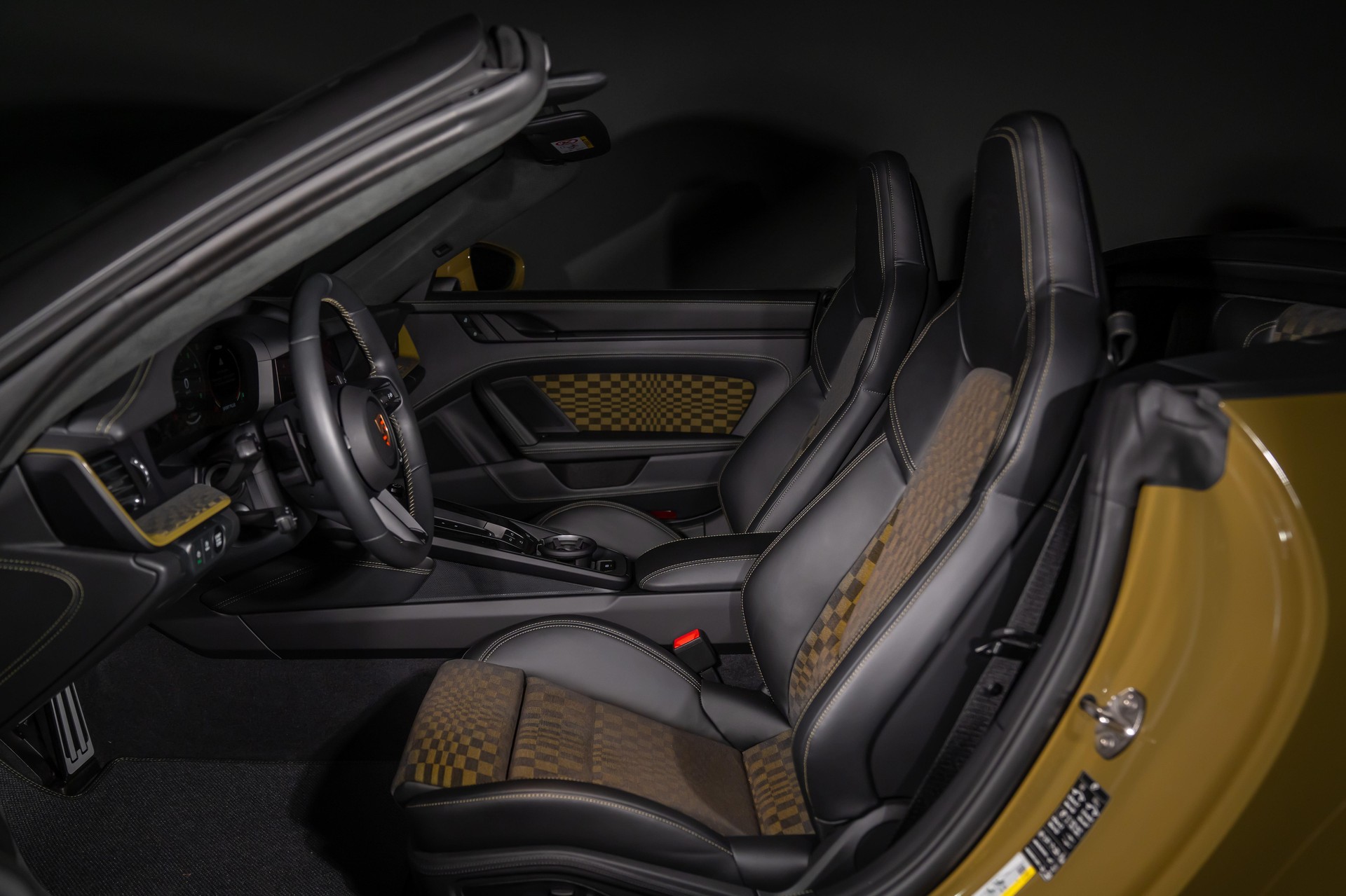 PORSCHE 911 Cabriolet GTS Spirit 70 PDK-image-16