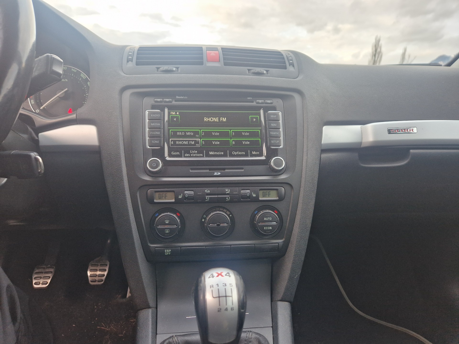 SKODA Octavia Scout 2.0 TDI 4x4-image-9