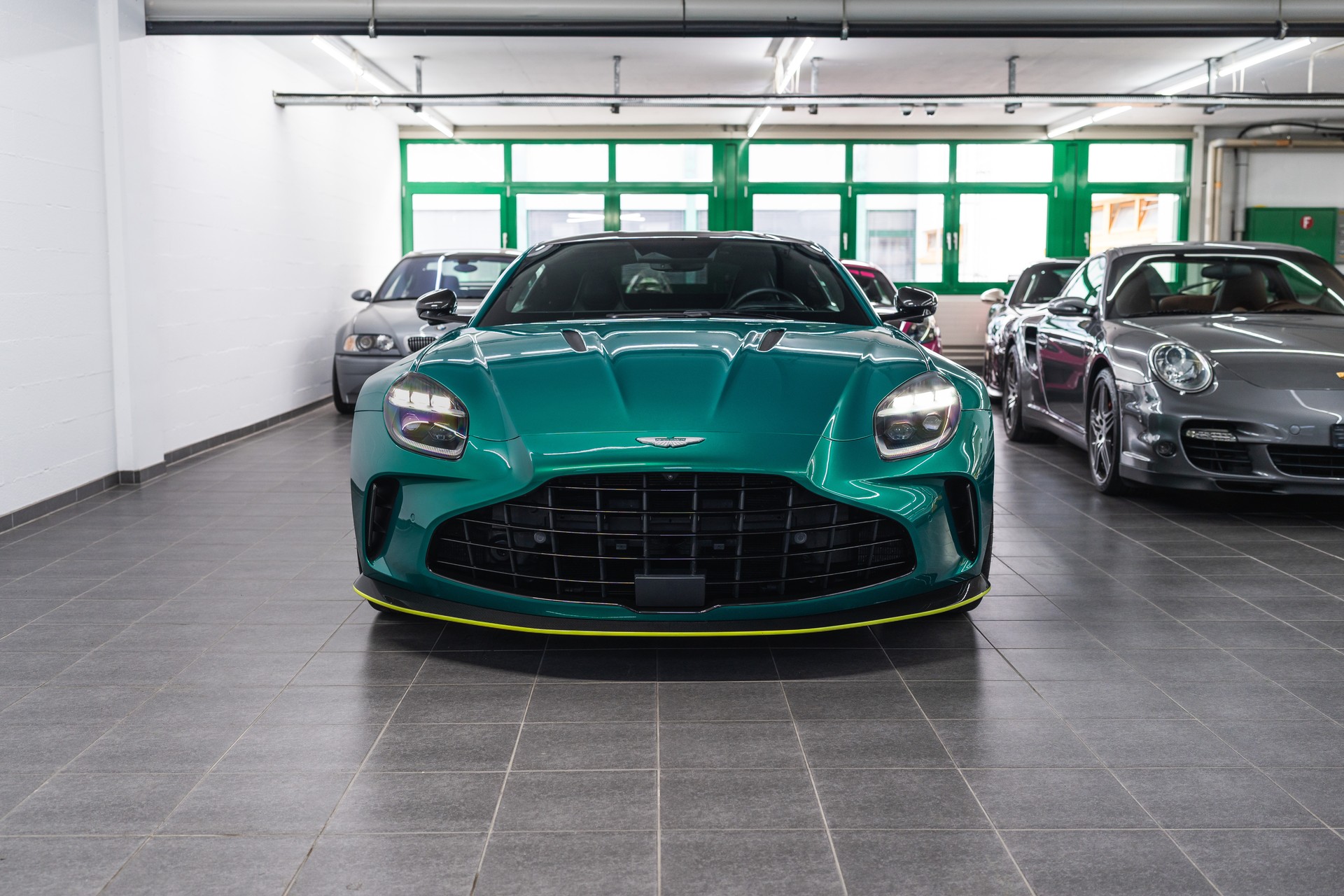 ASTON MARTIN ASTON MARTIN V8 Vantage Coupé 4.0 V8 Bi-Turbo FULL OPTIONS-showroom-element-1
