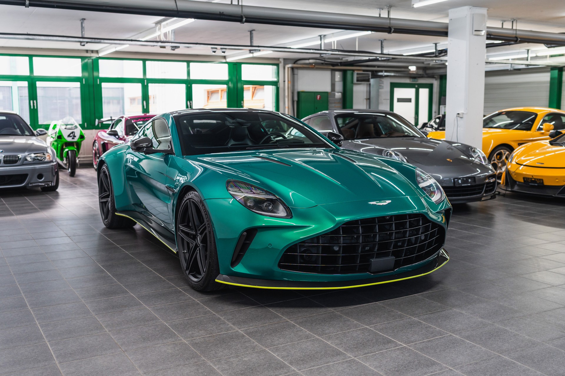 ASTON MARTIN ASTON MARTIN V8 Vantage Coupé 4.0 V8 Bi-Turbo FULL OPTIONS-showroom-element-2