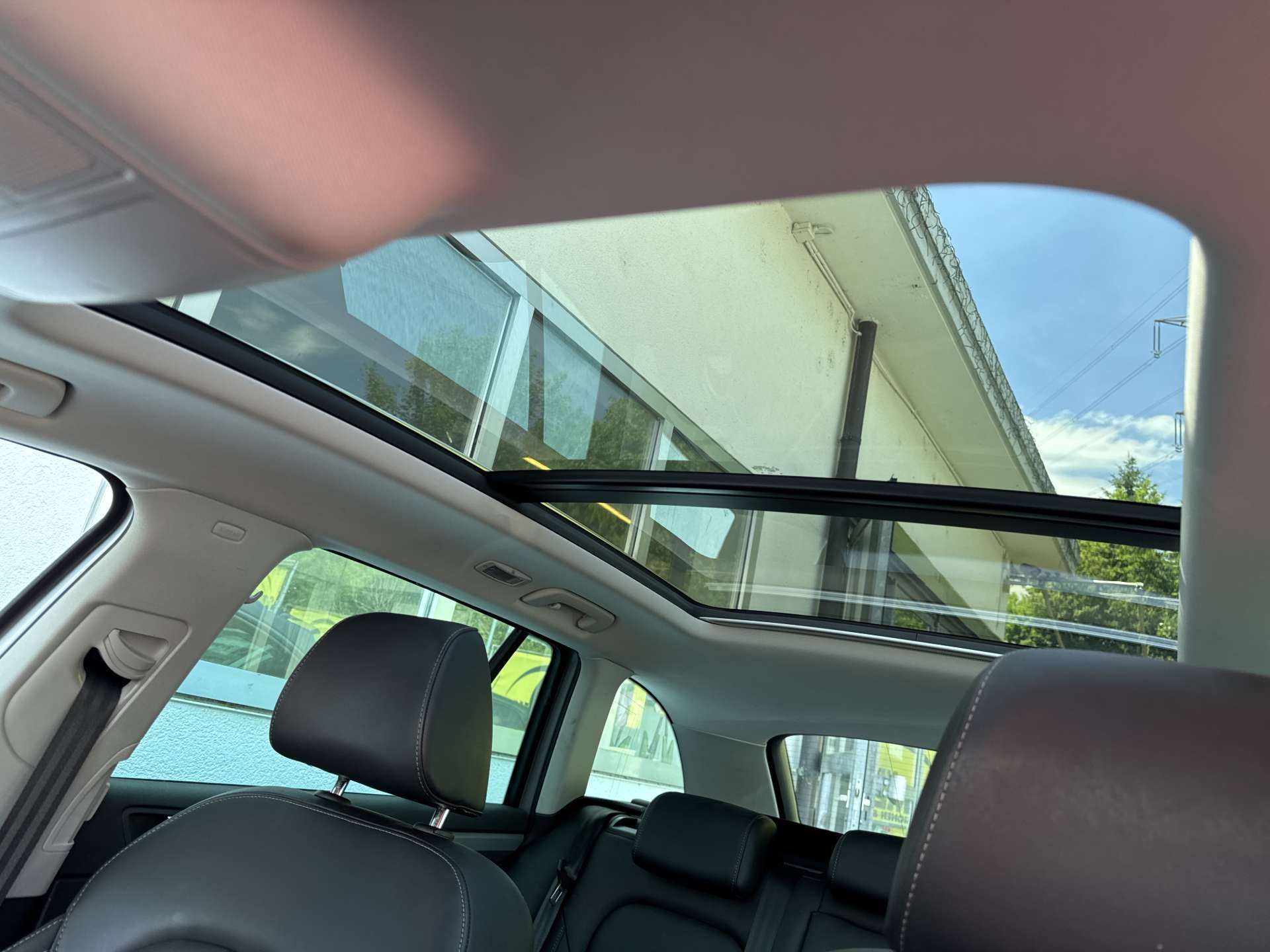 SKODA Superb Combi 2.0 TDi Elegance-image-13