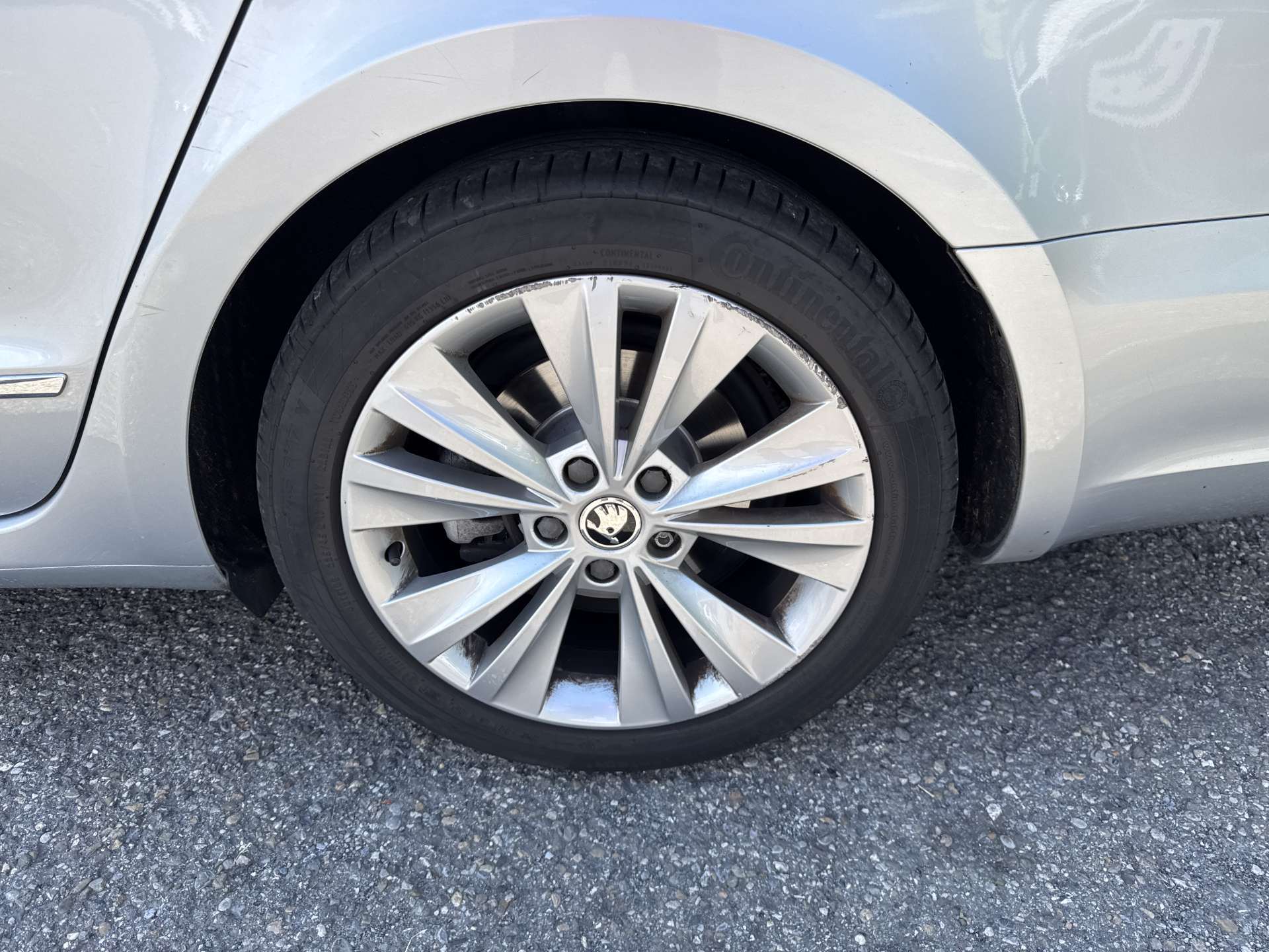 SKODA Superb Combi 2.0 TDi Elegance-image-9
