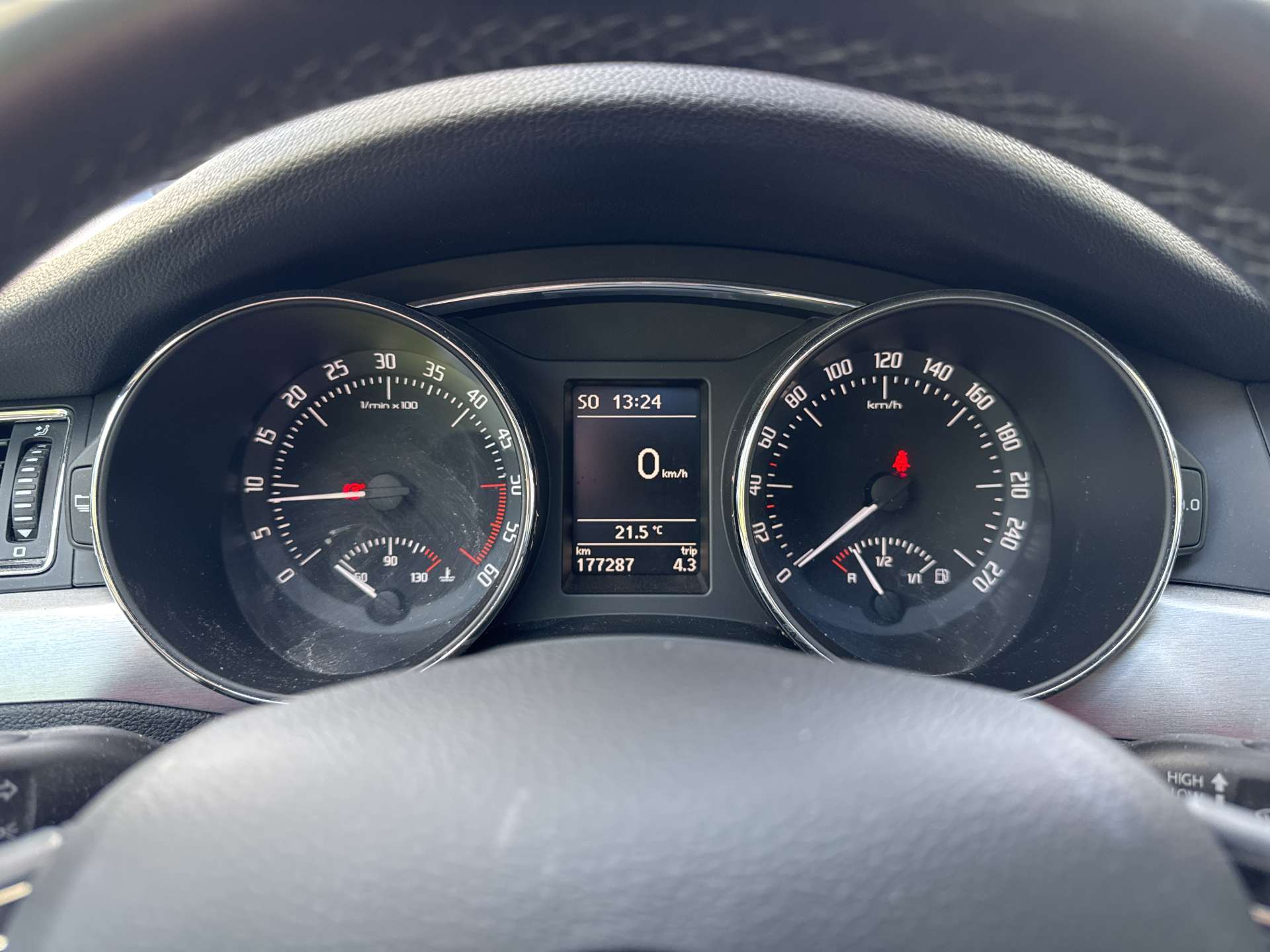 SKODA Superb Combi 2.0 TDi Elegance-image-11