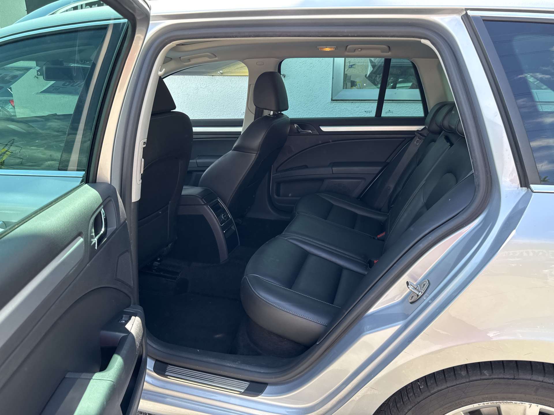 SKODA Superb Combi 2.0 TDi Elegance-image-7